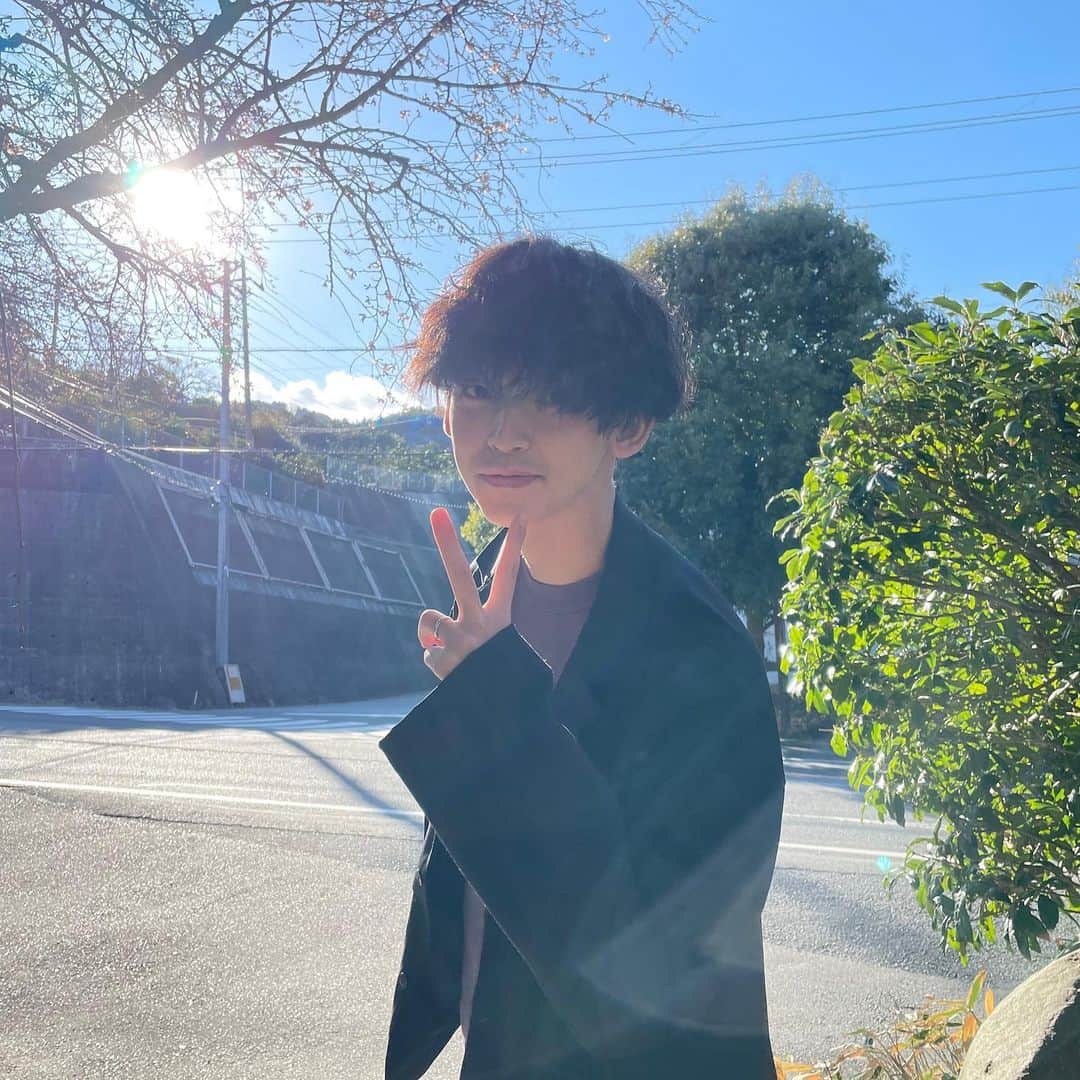 梶田冬磨のインスタグラム：「こんばんは^_^ . 最近はすっかりあったかくなりましたね☺︎☺︎ でもあっという間に夏がくるんだろうな 本当に時間過ぎるのはやいね笑笑 今年は夏暑いのかな 冬はそこまで寒くなかったもんね。 . 何かふと思ったんだけど、 最近全く、インスタライブしてない笑 近々しようかな、 前はたまに、夜中とかにしてたな笑笑 覚えてるかな、みんな笑 近いうちにやるから楽しみにしててねん。 . みんなとお話ししたいから、 沢山みんなの事教えてね☺︎☺︎☺︎ じゃ、また後日会いましょう！！」