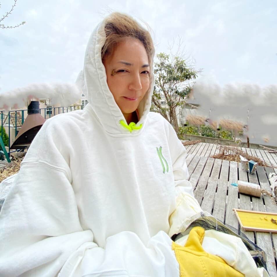 のインスタグラム：「うちの庭にはいつもたくさんの鳥や昆虫が遊びに来るのだけど. . 蜂🐝もその一つ. . ミツバチがいなくなると地球は4年で滅びるという話を聞いて. ずっと興味深々だった。. . 習うより慣れろ. 熟練でもわからない世界だから やって見なされと言って頂き. . まずは一箱から❤️. . 蜂。始めました. . . 顔に止まっているのは蜂君ですw. . #養蜂#初心者#西洋ミツバチ #naturalgarden#庭#gardening#ハルコノニワ #honey#蜂蜜#東京蜂蜜」