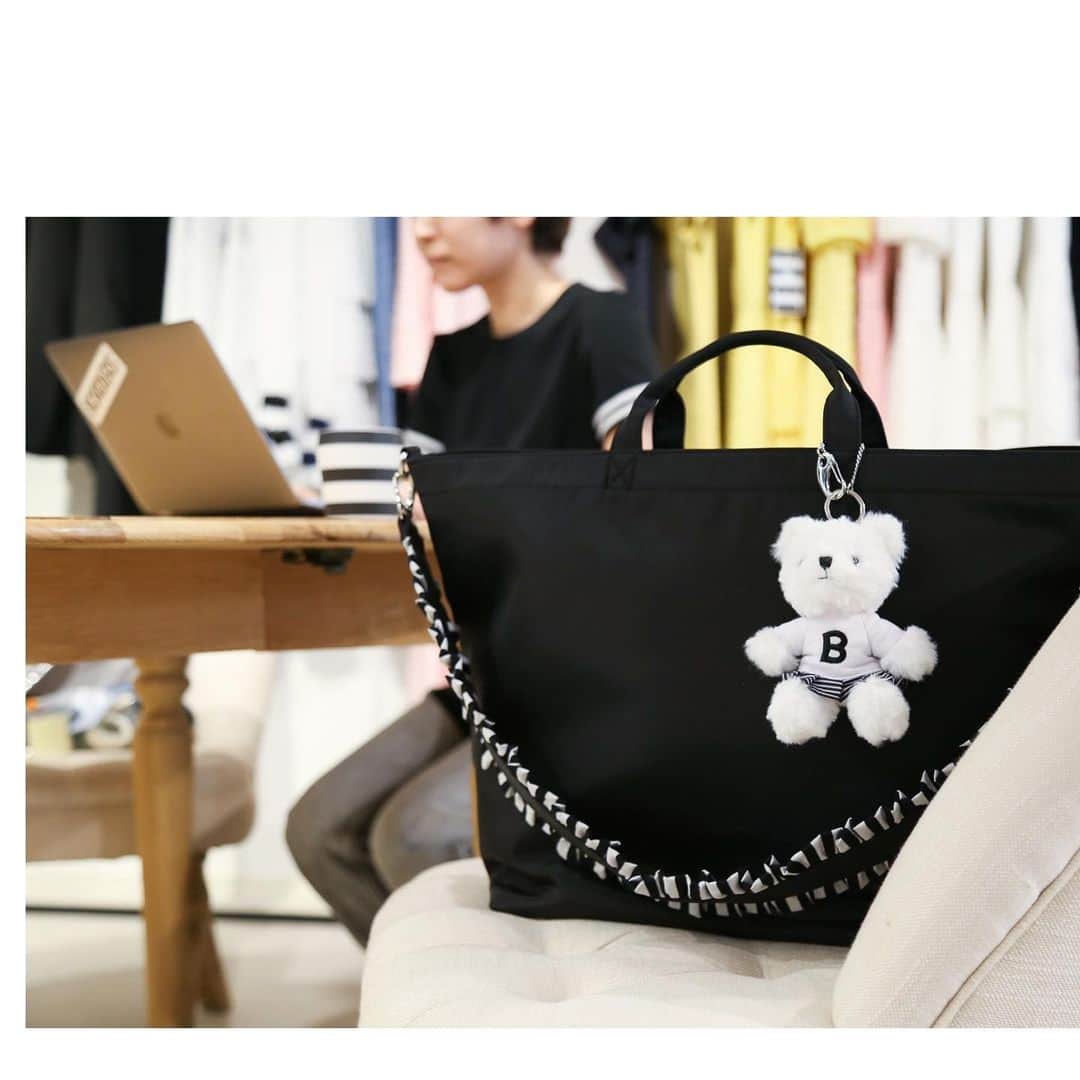 BORDERS at BALCONYのインスタグラム：「BORDERSに可愛い仲間がやってきました💛⁠⁠ ⁠⁠ BEAR B. CHARMが発売です🧸⁠⁠ ⁠⁠ ⁠⁠ 早速BORDERSスタッフの愛用する⁠⁠ City Pollyにひょっこりと。⁠⁠ ⁠⁠ City Pollyトートとの相性抜群です✨⁠⁠ ⁠⁠ PCも資料も、ポーチも薄手の上着も⁠⁠ しっかり入る万能トートは⁠⁠ スタッフの間でも大活躍しています♪⁠⁠ ⁠⁠ ぜひ、BEAR B. CHARMで⁠⁠ シンプルでシックなスタイルの中にも⁠⁠ 絶妙なラブリーさを追加しちゃいましょう💕⁠⁠ ⁠⁠ Bマークにボーダーのお洋服を着た、⁠⁠ ホワイトとベージュの2色展開です✨⁠⁠ .⁠⁠ .⁠⁠ BEAR B. CHARM / ¥8,800 tax-included  .⁠⁠ .⁠⁠ Hi, We got lovely new buddy today!⁠⁠ It's called " BEAR B. CHARM"🐻⁠⁠ ⁠⁠ Our staff already got one and put on City Polly Tote✨⁠⁠ Looks so cute 😊⁠⁠ ⁠⁠ You can add on lovely BEAR B. to your favorite item!⁠⁠ ⁠⁠ Please check it out on our official online website!⁠⁠ .⁠⁠ .⁠⁠ ⁠⁠ #bordersatbalcony #ボーダーズアットバルコニー #ボーダーズ #BORDERS #柴田陽子 #yokoshibata⁠⁠ ⁠⁠ #新商品発売 #productlaunch #comingsoon#newproductalert #新商品」