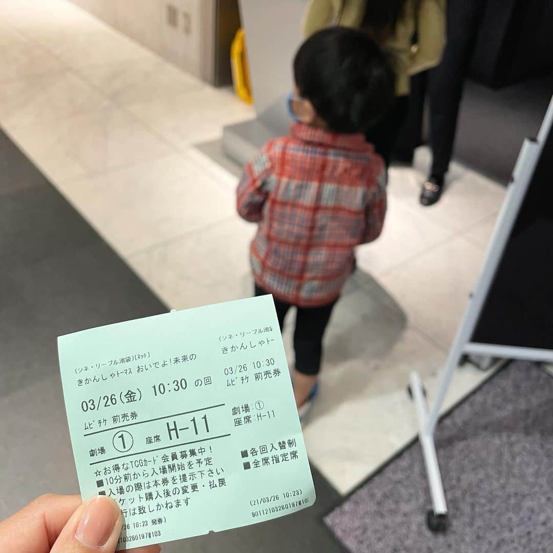 筧沙奈恵さんのインスタグラム写真 - (筧沙奈恵Instagram)「先週公開になった、トーマスの映画「おいでよ！未来の発明ショー！」🎥 ・ 子供たちと一緒に観に行ってきました✨何日も前から「トーマス楽しみだなー♪」とワクワクしていた息子👦 ・ 日本の新キャラ“世界最速のケンジ"が出てきたり、発明品が次々に出てきたり、終始ワクワクしながら観ることができました！ ・ 久々の映画でしたが、周りの人とのソーシャルディスタンスも保たれているし、上演中はマスクをしていて喋ったりすることもないので、このご時世でもお出かけしやすいなーと思います😌 ・ 全国のイオンシネマなどにて公開中なので、春休みの親子でのお出かけにおすすめです✨ ・ #キャラウォーカー #きかんしゃトーマス  #トーマス  #映画きかんしゃトーマス#世界最速のケンジ #thomas #PR #子連れお出かけ　#春休み　#映画鑑賞 #姉弟　#2児ママ」3月31日 20時05分 - sanaekakei