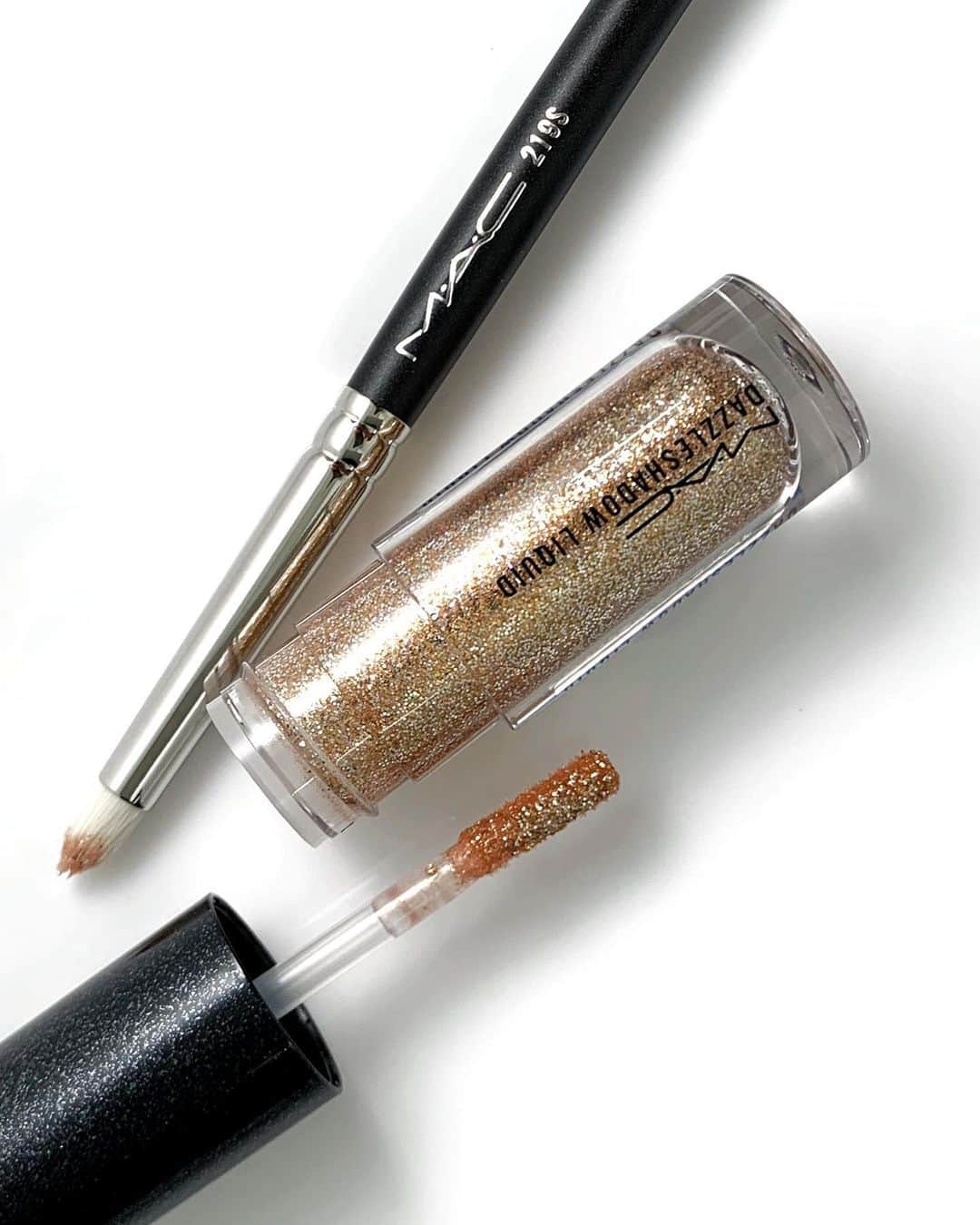 M∙A∙C Cosmetics Japanのインスタグラム：「もうすぐ新年度！4月からの新生活を前に、ブラシを見直してメイクスキルをアップ🧚‍♀️ ㅤ 今回は、#MACブラシ の中で特に人気の高い【# 219S ペンシル ブラシ】をご紹介します✍️✨ ㅤ #219ブラシ はまつげの生え際に沿うようにラインを入れるのに便利なペンシルブラシ✨アイラインとアイシャドウの境目を自然にぼかしたり、ポイントでラメをのせるのにもおすすめです◎ ㅤ スワイプしてHOW TO動画をチェック👉 ㅤ 【使用製品】 ☑ダズルシャドウ リキッド フラッシュ＆ダッシュ ㅤ Shot by M·A·C EVENT ARTIST Hatsuo Arisaka @hatsuo_mua」