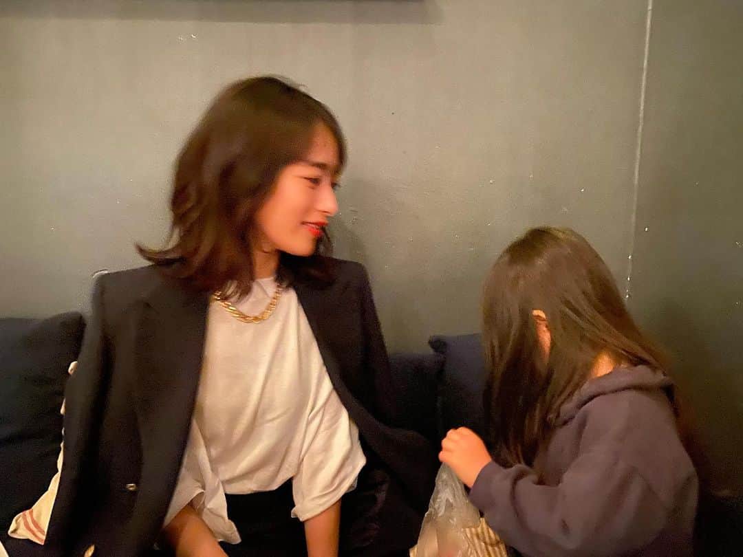 近藤千尋のインスタグラム：「お仕事帰りに家族で大好きなお店へ😘 パパはお仕事の合間だから 急いでご飯を食べて、、笑😂 楽させてもらいました🧏🏻‍♀️♥️  お風呂まで入れてくれると助かるぜ♨️ 今はだいぶ楽になったけど 半年くらい前がお風呂やら寝かしつけやら 一番大変だったなぁ、、笑🤦🏻‍♀️💦 #2歳差育児  今日もお疲れ様でした🙋‍♀️✨  入園式の服、、買わないと、、、」