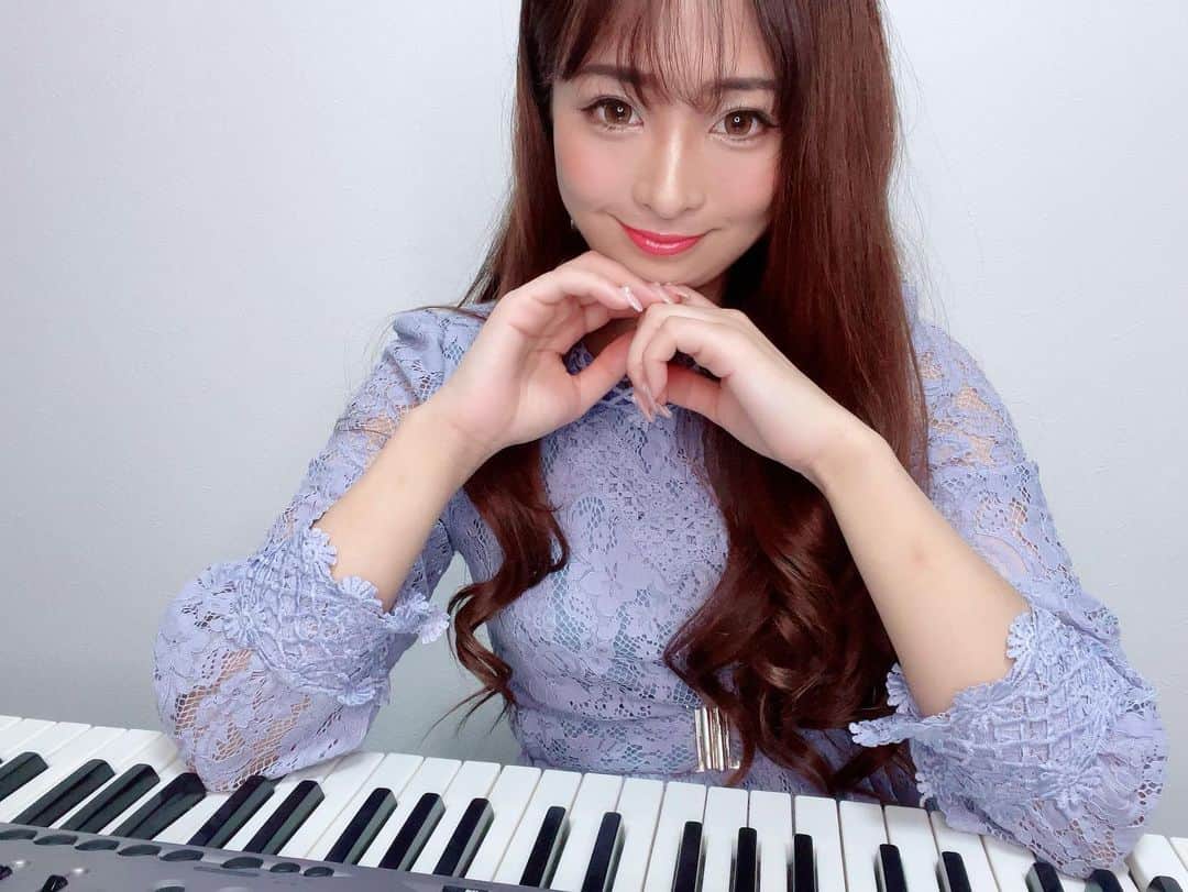 Fujikoのインスタグラム：「久しぶりにピアノ🎹触った配信しました⭐️⭐️⭐️  毎週不定期ですが、必ず一回は、ツイキャス配信お届けしています✨  次回は、お料理配信しますね✨  是非Twitterチェックしてください🌟  #Fujiko#配信#アーティスト#singer #ツイキャス」