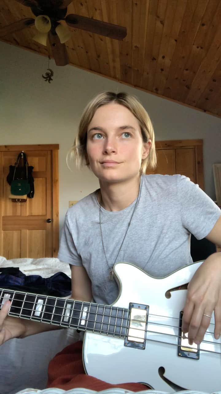 ブリジット・マルコムのインスタグラム：「My lockdown project is now nine months old. Not bahd not good but not bahd @khruangbin」