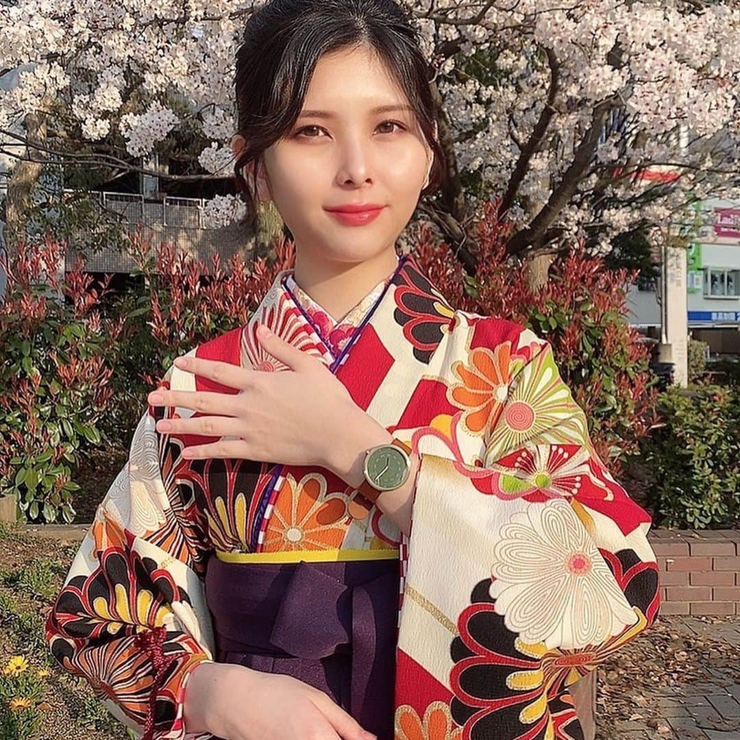 のインスタグラム：「個性的で、とってもオシャレな @mavenwatches の腕時計⌚  写真の DUSTY OLIVE BROWN(34mm)は、 ダスティオリーブカラーのフェイスに美しいゴールドのケース、ベルトにはブラウンの高級イタリアンレザーを使用。センスの際立つバイカラーが腕元のおしゃれを引き立ててくれます。 これからどんどん暖かく薄着になるので、腕元のオシャレが楽しみですよね🥰 他にも素敵なデザインが沢山あるので、チェックしてみて下さいね ⇒ @mavenjapan  🌟クーポンコード【 rerercr4月8日】ご使用で10%offになります！！(2022年4月8日まで有効)   #mavenwatches  #マベン  #マベンウォッチズ #時計 #腕時計 #手元倶楽部」