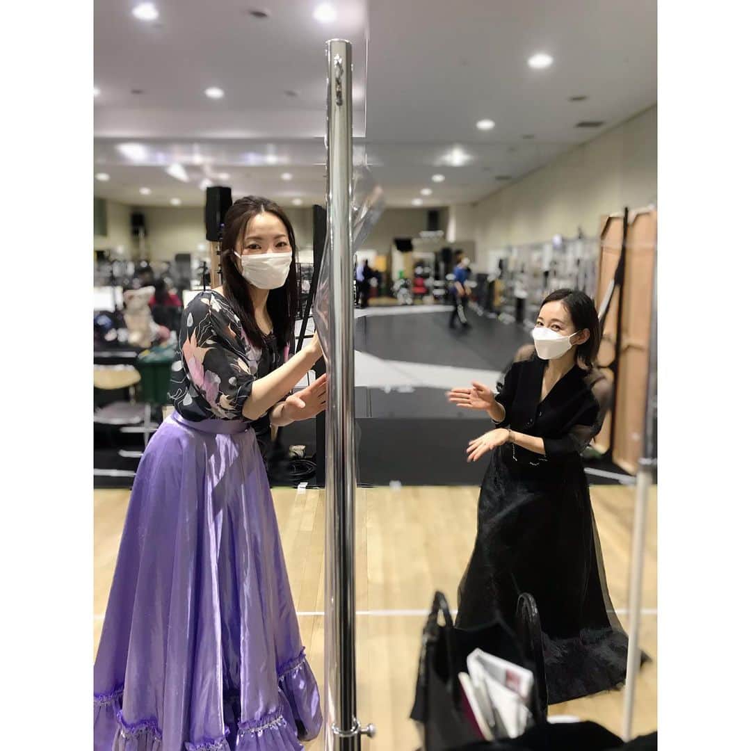 咲希あかねのインスタグラム：「となみさんエリザベート様♡#白羽ゆり さん♡  本当に綺麗で、みんなに優しくて…大好きです😊✨✨ 気さくに声かけてくださるお人柄✨✨ 陶器のように白く洗練されたお肌、そしてその美しさ✨ずーっと見ていても飽きることのない美😍 となみさんのお声も大好きなんですよー✨ また共演させていただけて嬉しい♪  #エリザベート#ガラコンサート  #宝塚#宝塚og 間についたてを、且つ距離のとって#ソーシャルディスタンス エリザベート様とはこれくらいの距離が安心する#スターレイあるある」