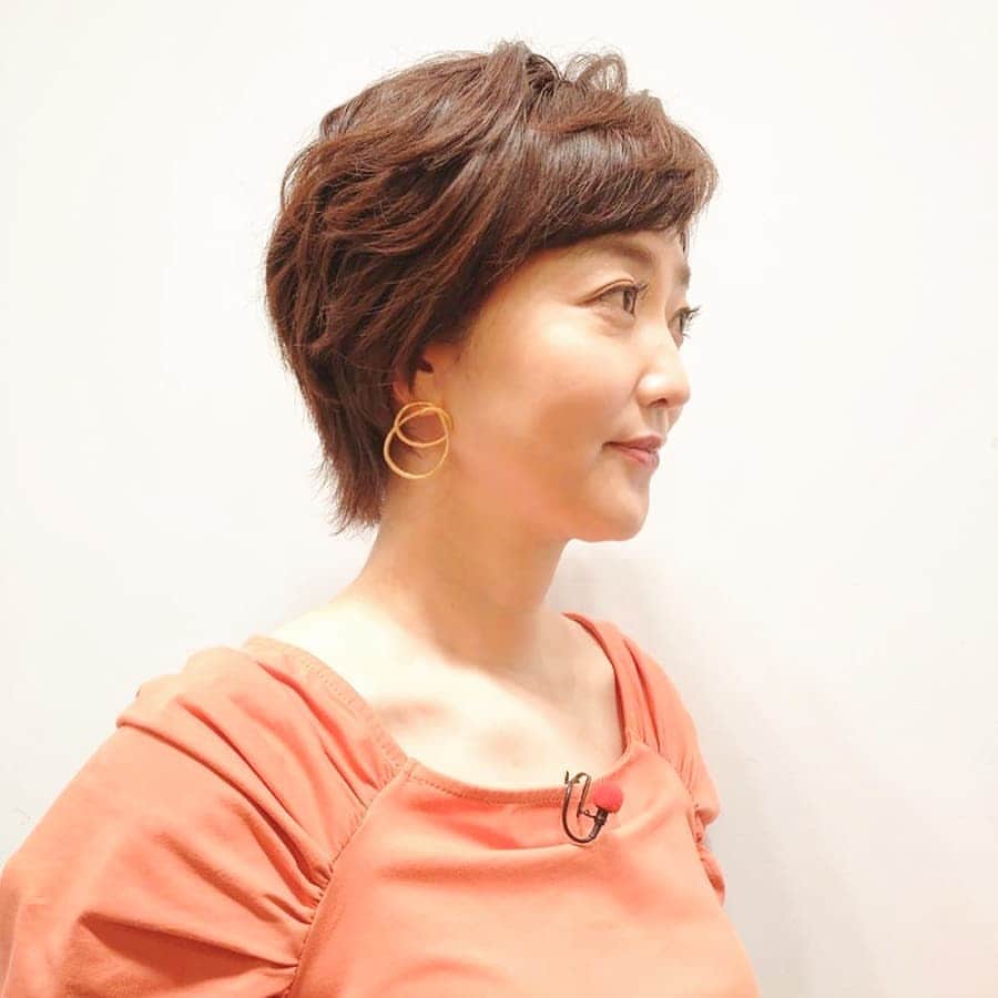 池尻和佳子さんのインスタグラム写真 - (池尻和佳子Instagram)「アクセサリーも可愛い💠  今日の衣装でした🤗  明日はコストコ特集💕春の新生活に役立つアイテム、高田課長とコス子さんが紹介します‼️‼️  お楽しみに🍀  #cassisderouge#アクセサリー #accessory #ソラリアプラザ  #スタイリスト#スパイラルセンス  #中山昌子 さん#緒方 さん#タダイマ #水曜日#rkb#ピアス#オレンジ」3月31日 20時33分 - wakako_ikejiri_rkb