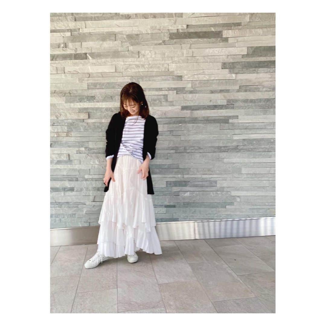 伊藤舞のインスタグラム：「🤍 晴れの日限定の白スカート。 . . 春コーデについて @arne_fukuoka に書きました。 よかったらご覧ください♡ . . #たまには私服 #春コーデ #arne」