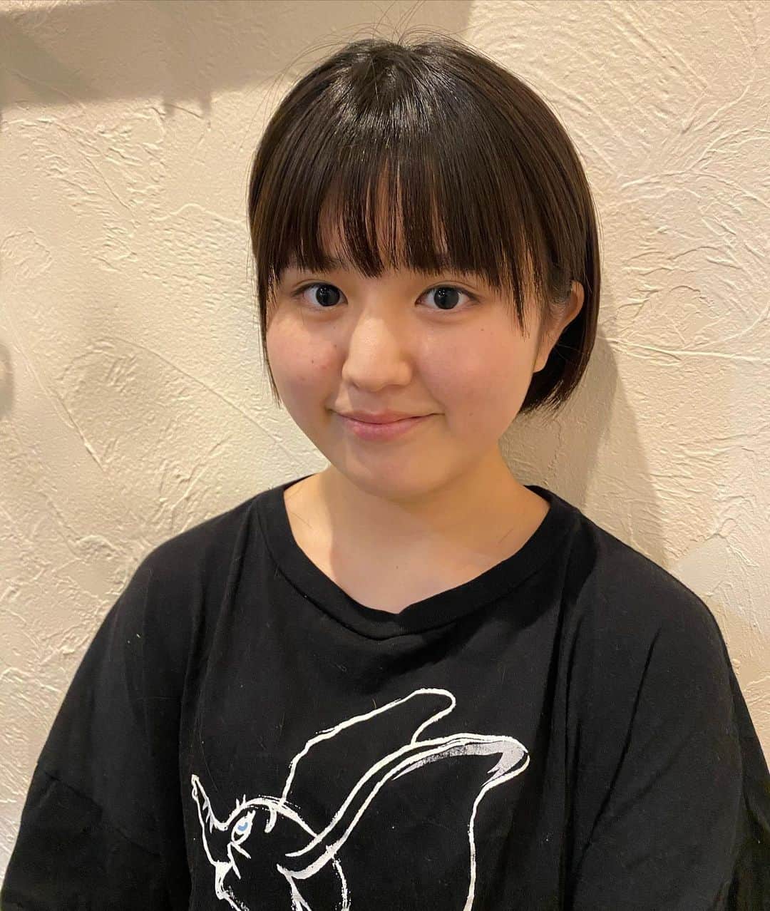 池田レイラのインスタグラム：「今日はいつもお世話になっている、Hair salon Gooseさんにて縮毛矯正をやって頂きました✨  本当にめちゃくちゃとぅるとぅるになります…伝われ…。 コロナ対策もばっちりでゆっくりも出来て最高です👍👍👍  今回も今回とて本当にありがとうございました🥰🙇‍♂️  #今日はごみが沢山付いてるダンボの半袖」