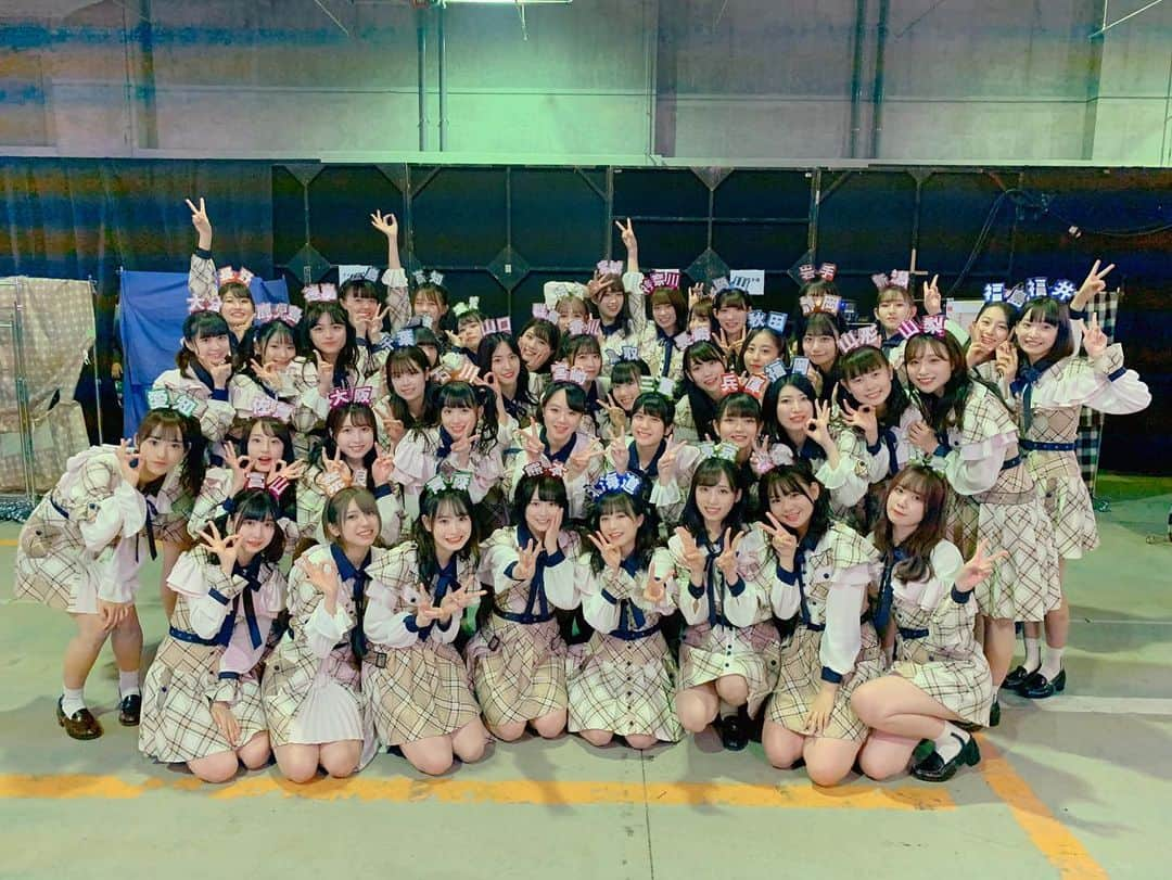 佐藤朱さんのインスタグラム写真 - (佐藤朱Instagram)「中学校2年生の時から大好きだったAKB48。 当時は自分がメンバーになれるなんて、想像もしていませんでした。 そして17歳の時に、AKB48「チーム8 」に出会えて。気づけば約7年の月日が経っていました。 . 楽しすぎることもあれば、 辛すぎることもあったり。笑 だけど振り返ればその一つ一つが私を成長させてくれていて、かけがえのない宝物になっていました。 最後まで私らしくアイドルができたのは、支えてくれたたくさんの方々のおかげです。 ファンの皆さん、メンバー、スタッフさん、家族、友人、、、応援してくれた全ての方に心から感謝しています。 . 正直、今は寂しさや不安がまだあります。 それくらい充実した日々を送らせていただけたんだなぁと。 またきっとどこかで会えると信じて、その日まで私らしく全力で！頑張っていきたいです☺️ 皆さんのこと、絶対に忘れません。 そしてこれからもずっと大好きです。 ありがとうございました。 スマッシュ！！！！」3月31日 20時51分 - akari_miyagi