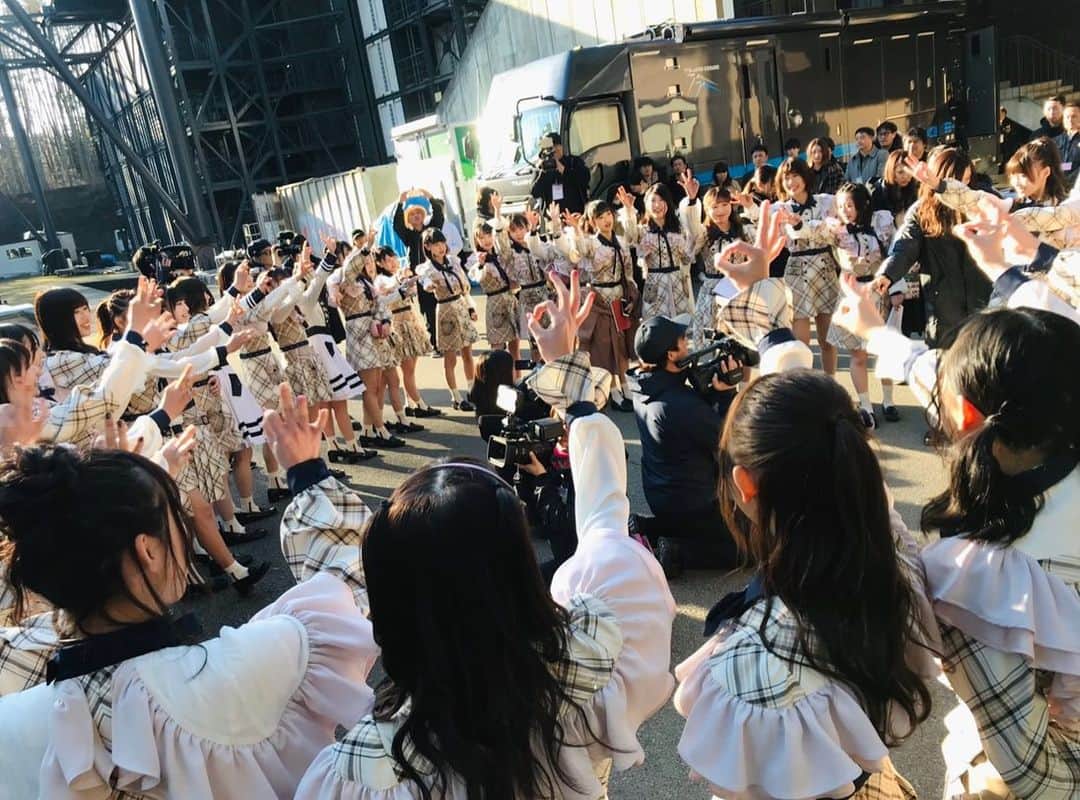 佐藤朱のインスタグラム：「中学校2年生の時から大好きだったAKB48。 当時は自分がメンバーになれるなんて、想像もしていませんでした。 そして17歳の時に、AKB48「チーム8 」に出会えて。気づけば約7年の月日が経っていました。 . 楽しすぎることもあれば、 辛すぎることもあったり。笑 だけど振り返ればその一つ一つが私を成長させてくれていて、かけがえのない宝物になっていました。 最後まで私らしくアイドルができたのは、支えてくれたたくさんの方々のおかげです。 ファンの皆さん、メンバー、スタッフさん、家族、友人、、、応援してくれた全ての方に心から感謝しています。 . 正直、今は寂しさや不安がまだあります。 それくらい充実した日々を送らせていただけたんだなぁと。 またきっとどこかで会えると信じて、その日まで私らしく全力で！頑張っていきたいです☺️ 皆さんのこと、絶対に忘れません。 そしてこれからもずっと大好きです。 ありがとうございました。 スマッシュ！！！！」