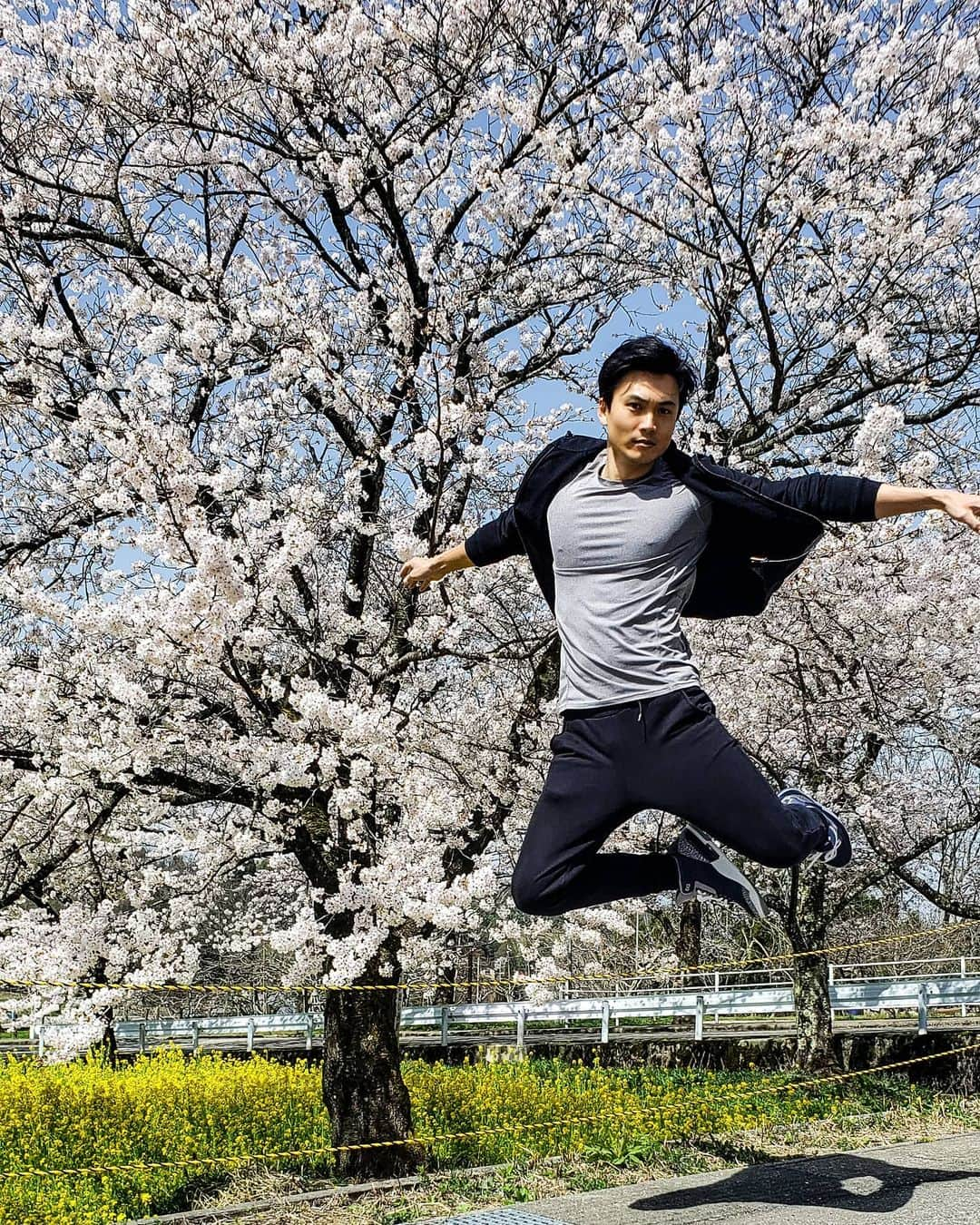 芳賀勇一さんのインスタグラム写真 - (芳賀勇一Instagram)「Let jump into new stage.  明日から4月、気持ちを新たに！  #jump #intothewild #new #challenge #progress #spring #bring #luck #happiness #opportunity #ジャンプ #高く #より #高く #飛ぼうじゃないか #表情は崩さず #でも #着地は崩れた #腰を #💦」3月31日 20時56分 - yuichihaga226