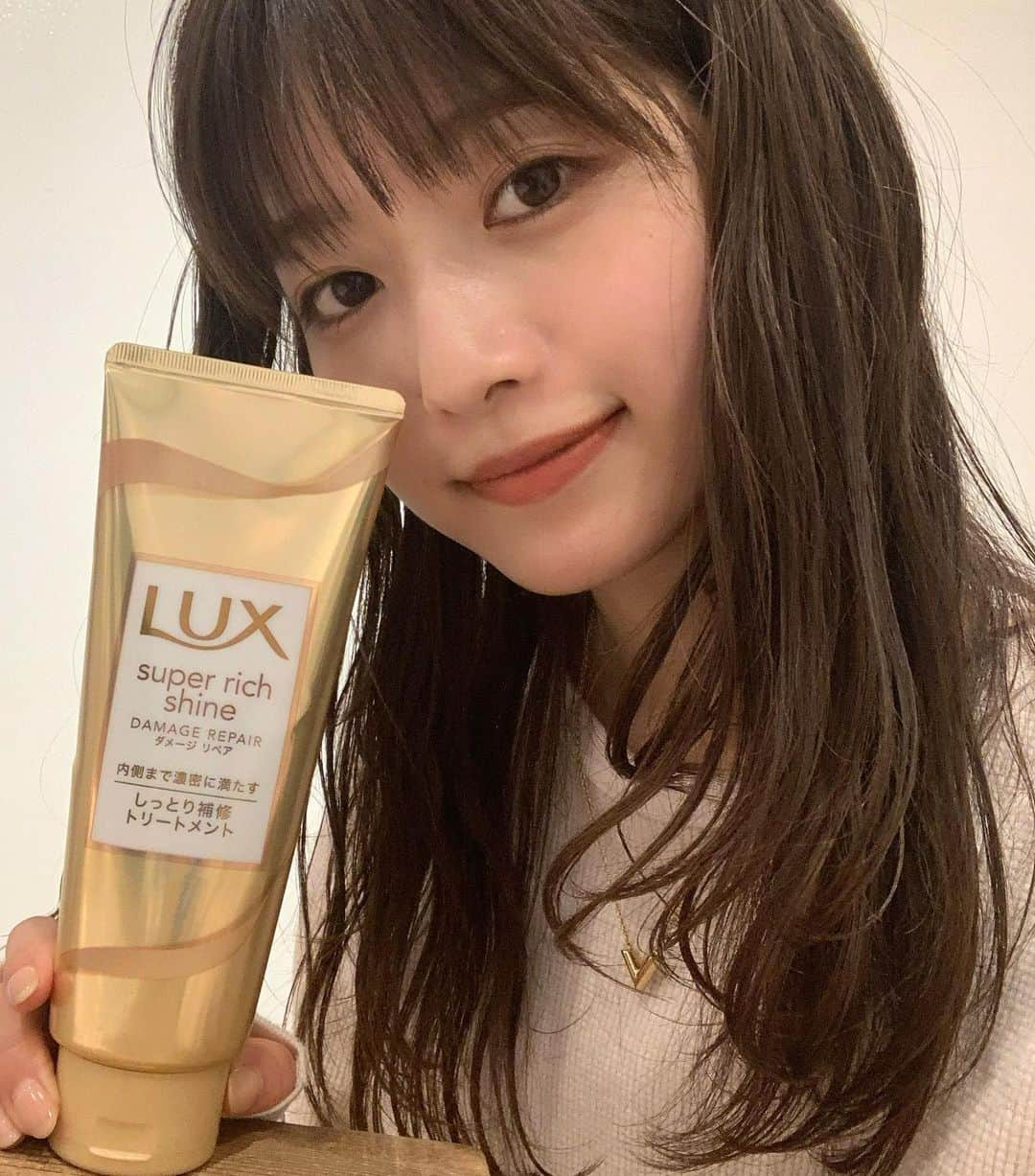 小室安未さんのインスタグラム写真 - (小室安未Instagram)「- LUXgirl投稿は今月で最後になります🌸 こだわりある製品やお気に入りの香りなど 毎月いろんなLUXに出会えて楽しかったな~☺︎ "私の輝き方は私が選ぶ" この考えを 私自身、今後も大切にしていこうと思います😌  最後はスーパーリッチシャインシリーズから リッチ補修トリートメント💆🏻‍♀️ 毛先のパサつきなど 簡単おうちでできるセルフケアの1つとして取り入れてみてね✌︎✌︎  #ラックス#このツヤが好き #ラックスガール#私の輝き方は私が選ぶ #ラックススーパーリッチシャイン #ヘアケア#pr」3月31日 21時01分 - ami_komuro