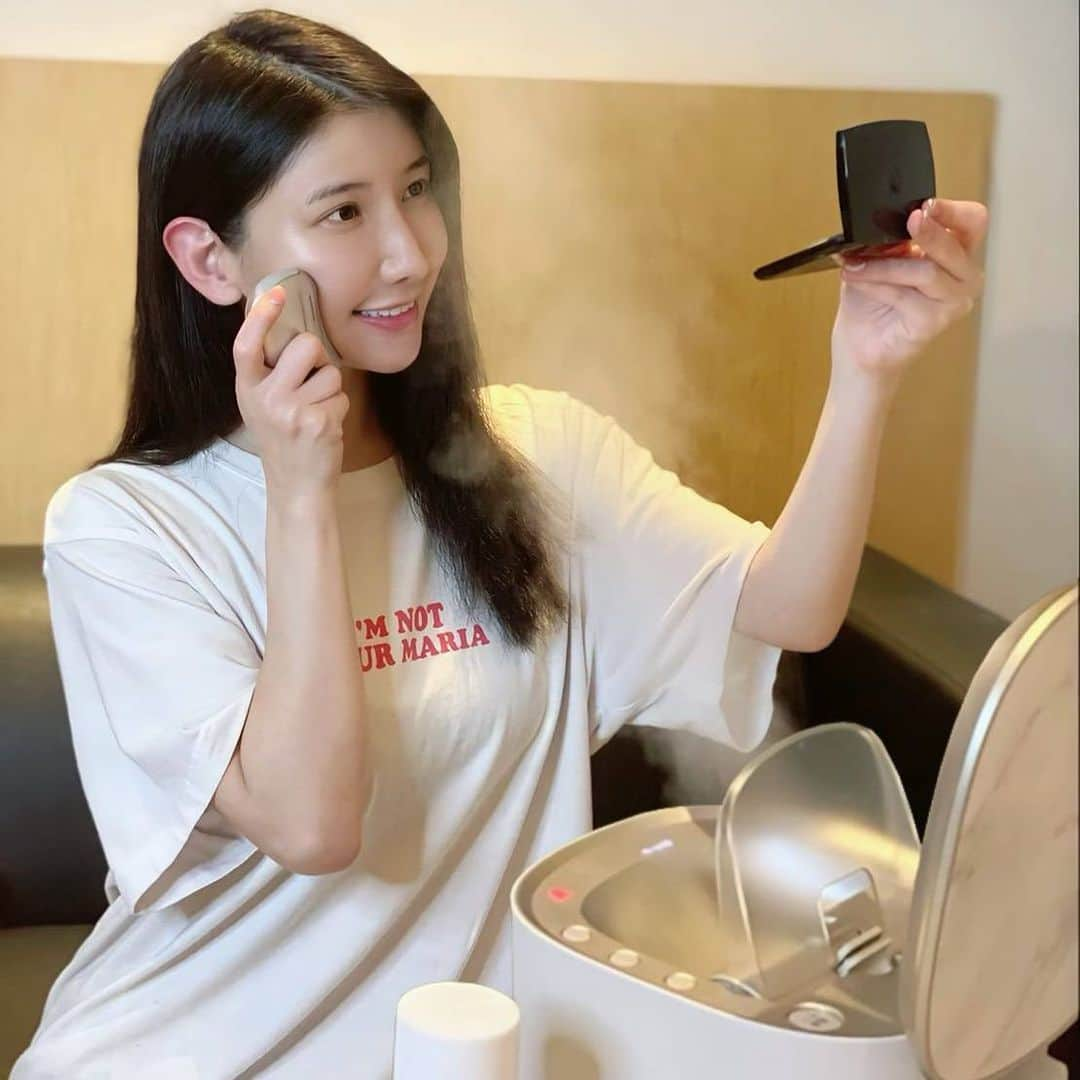 亜里沙さんのインスタグラム写真 - (亜里沙Instagram)「My #nightroutine video is uploaded🌟 日本Panasonic的美容家電讓我的日常保養更有效果🤎 我以前在日本有用過這個蒸臉器系列的商品 這次用的最新奈米保濕蒸臉器EH-SA0B 可以幫我肌膚保濕，可以加化妝水， 噴霧噴出來很細緻，整張臉都可以沾滿化妝水 蒸氣跟面膜一起用也很棒✨ 然後用溫感彈力按摩板可以溫溫的狀態按摩臉頰唷💆🏻‍♀️ 搭配這些美顏商品做日常保養 可以更有效率地保養皮膚唷～我非常推薦❣️ 影片裡還介紹我平常用的保養品 大家一定要看唷☺️  お家でナイトルーティン動画を撮りました #youtube 初めて普段使ってるスキンケアや 工程を紹介したので観てもらえたら嬉しいです💌 パナソニックの新しいスチーマー ナノケア EH-SA0Bを お試ししたんだけど、化粧水も入れられるようになってて パワーアップしてました👏🏻 やっぱりスチーマー使うとスキンケアの浸透が良い❣️ ドレナージュ美顔器 温感かっさ EH-SP21も合わせて 使うとかなり顔が引き上がって 小顔に見えてほんとすごいです👏🏻🤎ほんとにおすすめ。 動画で参考になると嬉しいです✨🙌🏻  @panasonic_beauty  #panasonicbeauty #日本最新家電  #蒸臉器 #化妝水 #SA0B #按摩板 #SP21 #護膚 #alisa_in_taiwan #台湾 #台灣 #taiwan  #taipei #台湾生活 #台湾留学 #台湾旅行」3月31日 21時01分 - alisa_0302