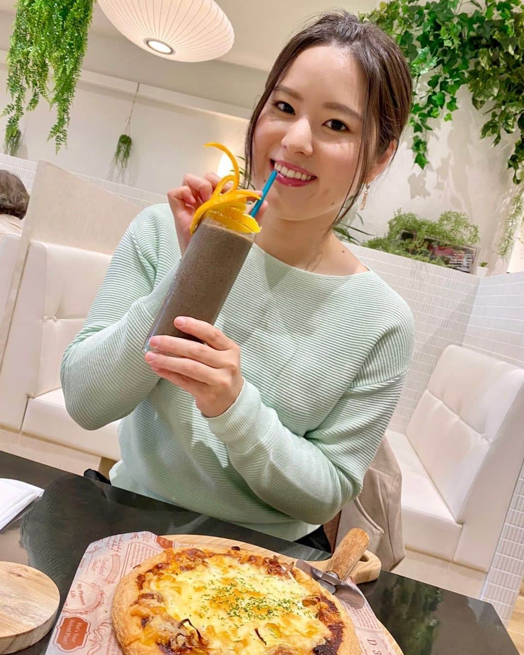 宮本佳奈のインスタグラム：「＊ ＊ なんだかバタバタと過ぎていく今年度。 ＊  気付けば最終日になっていました😱 ＊ ＊  写真は、先日のランチ。 ＊  元気が取り柄の私ですが 見かけによらず（？）貧血気味なので 鉄分多めのスムージーを💓 ＊  見た目は茶色くて 「おいしいの！？」と思いながら飲むと さっぱりした甘みで意外とおいしかった😋🎶 ＊  皆さんも、睡眠や食事など 忙しい時こそご自愛くださいね🌷 ＊  明日からもまた頑張りましょう💪 ＊  #2021 #新年度 #スムージー #その名も #血スムージー #ネーミングはすごいけど  #おいしかったです #😋 #ランチ #宮崎 #宮崎ランチ #smoothie #新年度も #笑顔で #smile #アナウンサー #記者 #二刀流 #忙しい時こそ #ご自愛 #ご自愛ください」