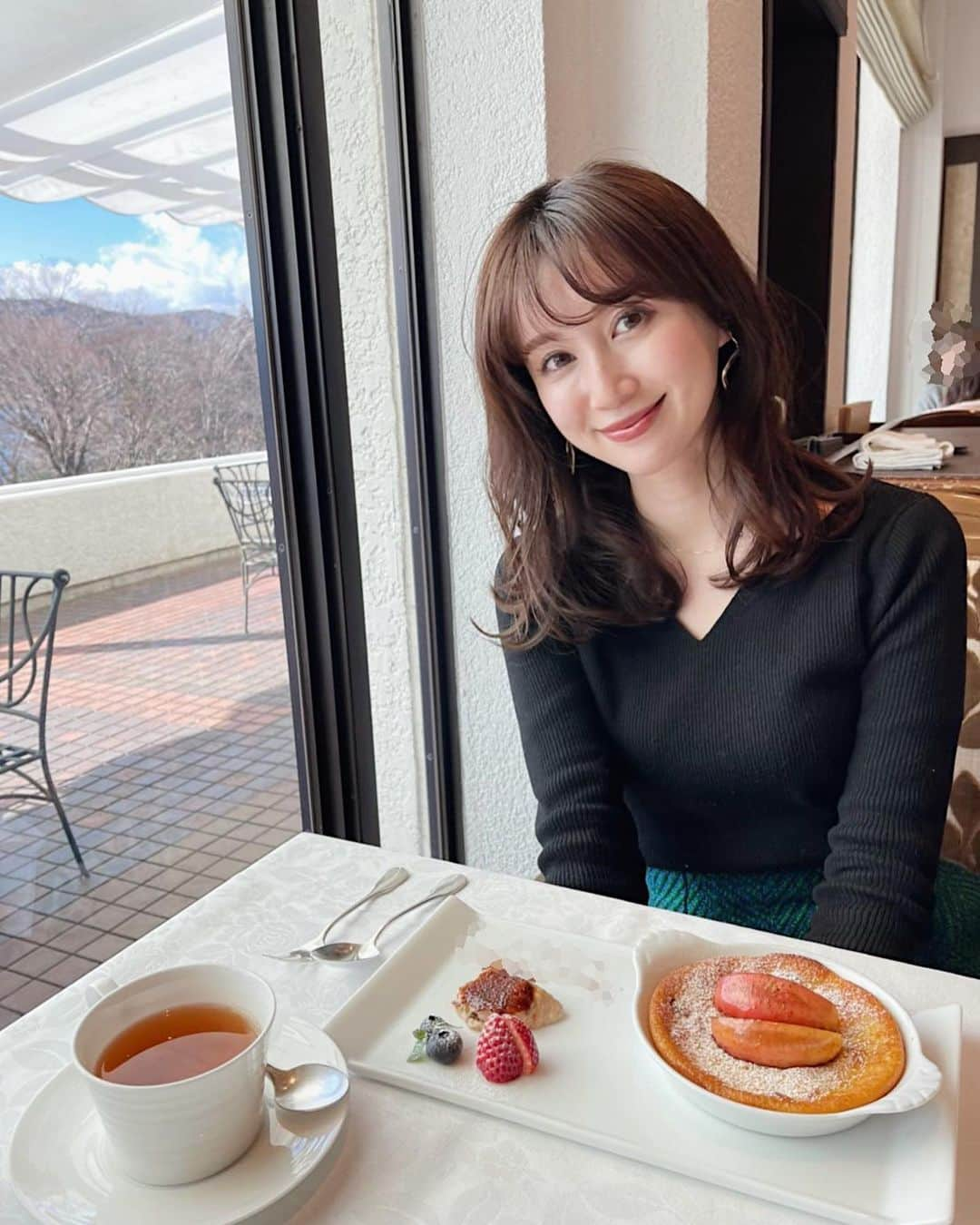 川本彩のインスタグラム：「少し前に山のホテルでランチ🍽✨﻿ 芦ノ湖が目の前でとても綺麗☺️🚢﻿ ずっと行ってみたかった九頭龍神社にも⛩👟最高のパワースポット🌈‼︎結構歩くけど空気もよくて晴れ晴れとした気持ち😊😊﻿ ﻿ #山のホテル #ヴェルボワ #箱根 #箱根ランチ #芦ノ湖 #九頭龍神社」