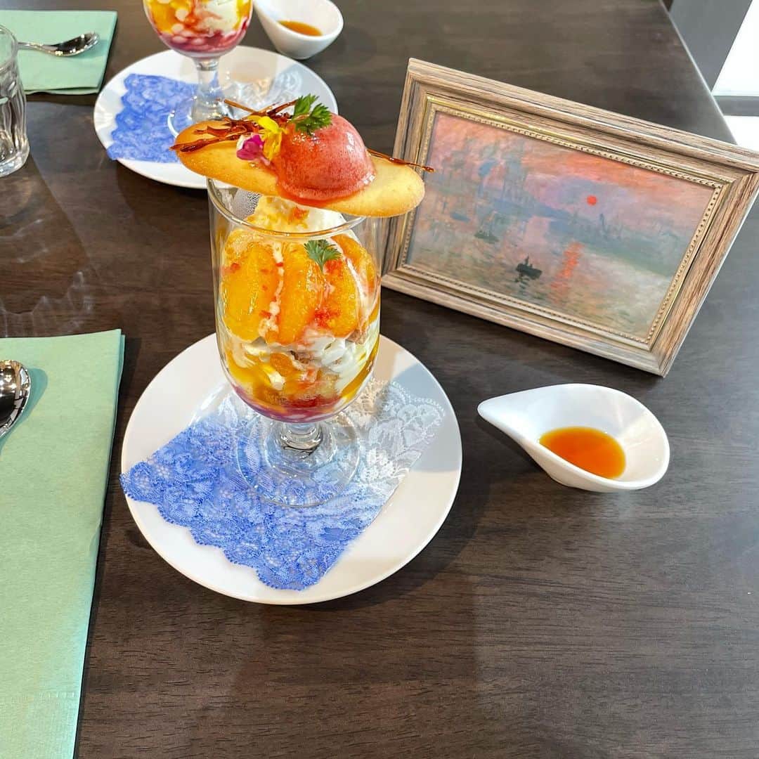 山尾梨奈さんのインスタグラム写真 - (山尾梨奈Instagram)「〻 芸術がテーマのお店 @sui_higashiyama  春はクロード・モネをイメージしたメニューが 食べられるみたいです！モネ好き☺️🌿. . このパフェはモネの「印象・日の出」がイメージ ブラッドオレンジやフランボワーズが使われていて スッキリ食べやすかったです🌅🥄 他にも「睡蓮」と「日傘をさす女性」を イメージしたプレートもありました. . 季節毎に作品が変わっていくみたいなので 美術がお好きな方にオススメです💭. . . #kyoto #京都グルメ #京都カフェ #京都パフェ #東山グルメ #東山カフェ #推し京都 #アートカフェ #クロードモネ #印象日の出 #モネの睡蓮  #日傘をさす女 #フランス絵画 #code #ootd #fashion #zara #liquem」3月31日 21時11分 - yamarina_1210