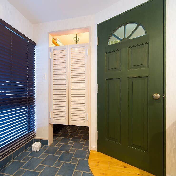 renovation_allhouseさんのインスタグラム写真 - (renovation_allhouseInstagram)「【ウエスタンドア】 シューズクロークの扉はルーバータイプのウエスタンドアを造作しました。 海外のお家のようなインテリアにぴったり。 グリーンに塗装した木製のドアはナガイの輸入ドアです。  ・・・・・・・・・・・・・・・・・ more →→→ @renovation_allhouse ・・・・・・・・・・・・・・・・・  #シューズクローク #カントリーインテリア #玄関収納」3月31日 21時18分 - renovation_allhouse