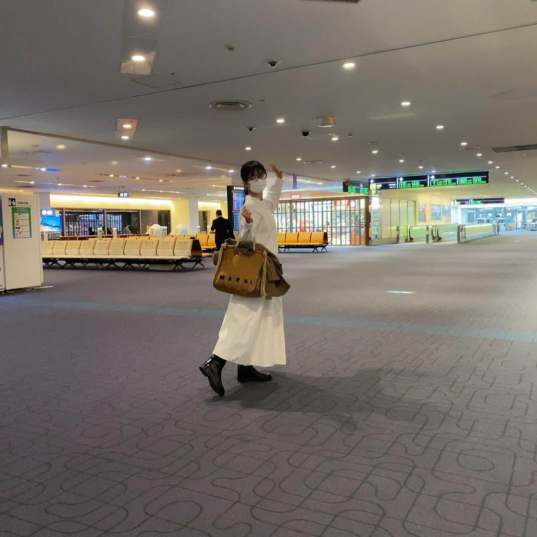 島谷ひとみさんのインスタグラム写真 - (島谷ひとみInstagram)「本当に。。。  空港に誰もいません。  夕方ですよ。  寂しいもんです。  はぁ。  と、さすがにため息出ますよね。  一年ですよ。一年。。。  仕事の為乗らせていただきます。🛫  #羽田空港  #あっ、一名いらっしゃるw #島谷ひとみ」3月31日 21時20分 - shimatani_hitomi_official
