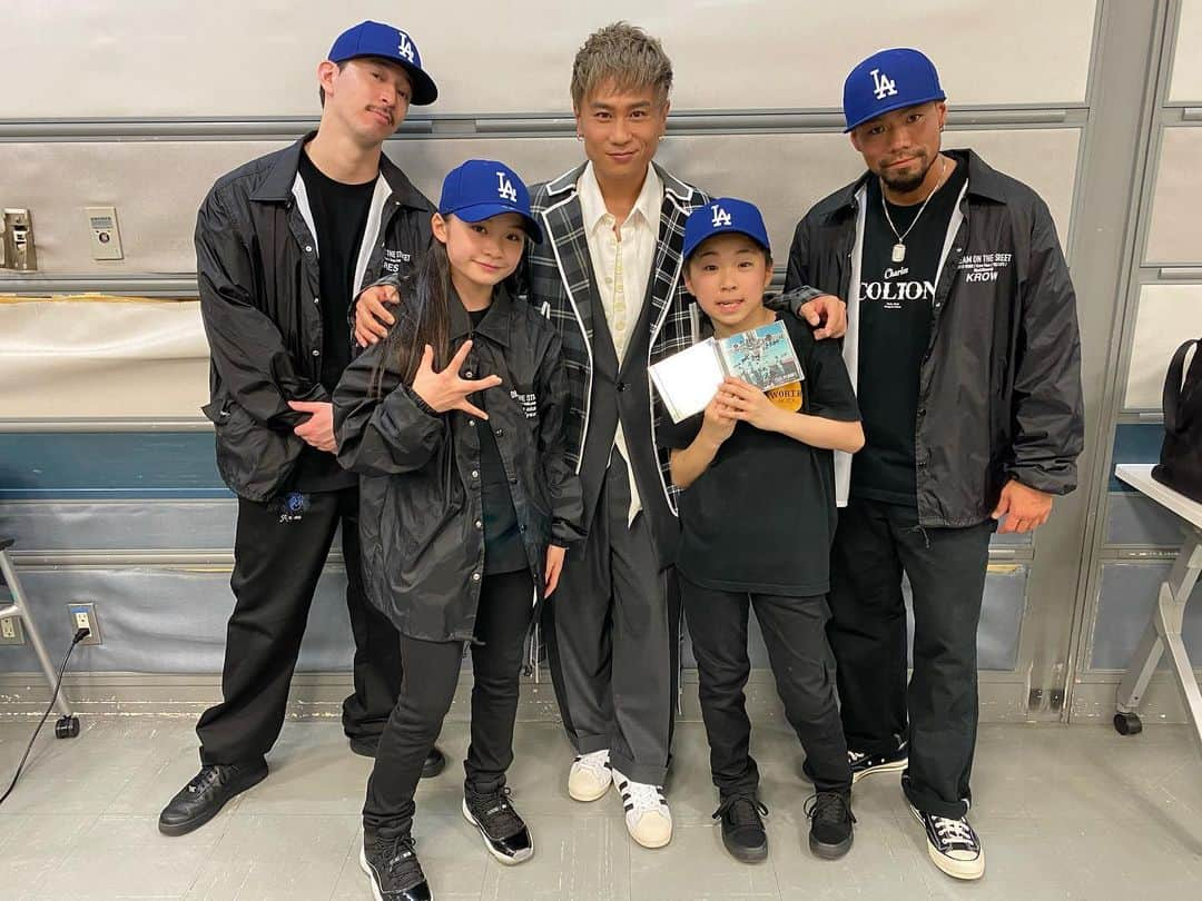 KIMI さんのインスタグラム写真 - (KIMI Instagram)「2021.3.29 CDTVライブ！ライブ！  「Dream on the street」3分56秒 怒涛のパフォーマンスリレー、 あの瞬間瞬間の出来事は一生忘れません。  本番映像をジャンル毎のダンスムーブを何度もコマ送りしながら、 1人で「やべーやべー」とつぶやきながら繰り返し見ています。 メンバーの眩しいぐらい輝いてる表情も最高のおつまみです。  僕らの思い願い描いていた夢を この7人で叶えられた事、本当に嬉しいです。  ダンサーの皆様、 僕達と一緒にパフォーマンスしていただき、 ありがとうございます✨‼️  サポートしていただいたスタッフの皆様、 ありがとうございます✨‼️  CDTVライブ!ライブ! スタッフの皆様‼️ 愛のあるたくさんの演出をしていただき、 ありがとうございます✨‼️ @cdtv.tbs6   テレビの前でたくさん応援してくれた皆様、 本当にありがとうございました✨‼️ #DAPUMP  #dreamonthestreet  #ドリスト @akhcstarr  @u_ki_feelin  @setobbc  @yoshie_bbc_ebony  @madoka87former  @hiltyandbosch_official  @zin_hiltyandbosch  @you.hiltyandbosch  @reigogobrothers  @gogobrothers_yuu  @showhey198366  @kyoka_rushball.official  @maika_rush  @maxxxx_tokyo  @shootshimada  @krowmasa  @krowfam.official  @bs_ares  @koki_tanaka_babystreetbeast  @chaa_hinata.princess  @babykonkrete_princekrow  #ISSA #YORI #TOMO #U_YEAH #KENZO #DAICHI #KIMI 🦍」3月31日 21時31分 - kimi_da_pump