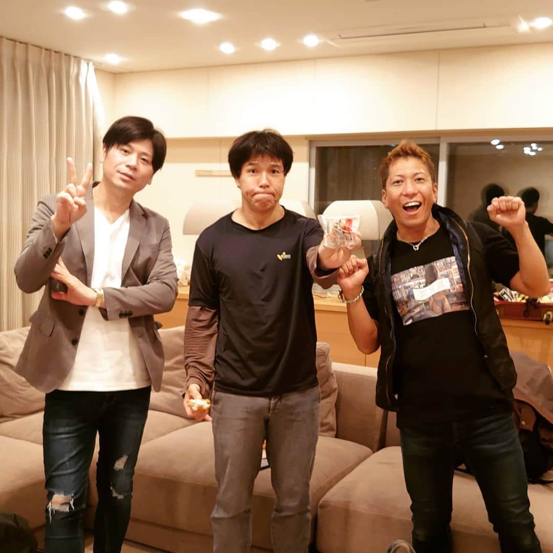 黒田悠斗さんのインスタグラム写真 - (黒田悠斗Instagram)「今日は珍しい組み合わせ(ゴリラ二匹と小綺麗な青年っていう組み合わせ)。セツネ さんと小田切くんと僕。同じ世代の戦友だから、顔見ただけでテンション上がる！」3月31日 21時25分 - yuto_kuroda