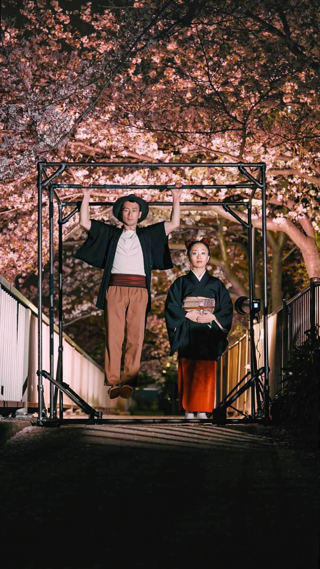 上西隆史（エアフットワークス）のインスタグラム：「Say hello from Japan under the cherry blossoms in full bloom🌸🤖🤖🌸 ・ Director  @takashi_jonishi  ・ Dancer  @nanoi_neo_robot  @takashi_jonishi  ・ Music @boow15_  ・ Nanoi's Hair style @braidartist_yummy  ・ Shoot support @uuuu_ga  ・ ・ 桜の下で。 ✂︎−−−−−−−−−−−−−−−−−−−− #edo #japan #tokyo #springgreetings #cherryblossom #cherrytrees #tokyocameraclub #animation #airdance #pullup #streetstyle #streetdance #instagram #japaneseculture #kimonostyle #kimono #compression #桜 #日本文化 #東京 #下町」