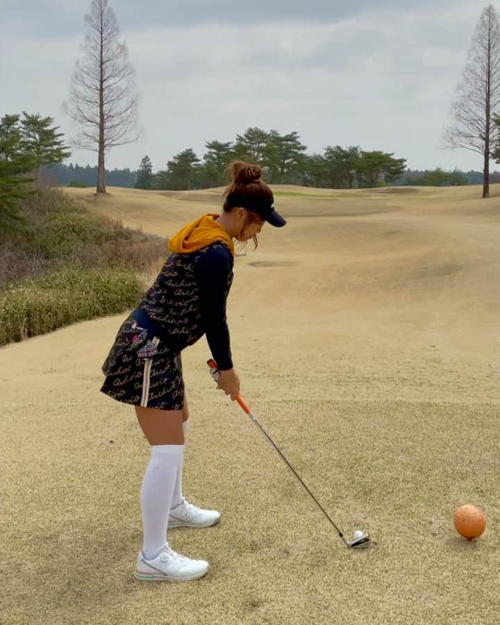 あおい夏海さんのインスタグラム写真 - (あおい夏海Instagram)「フットゴルフでお馴染み、 セブンハンドレッドで初ゴルフ！ グリーンが早くてめっちゃ難しかったー💦パター以外はまあまあ好調だったので🔴87でした〜✨ ゴルフもフットゴルフもどちらもそれぞれむずかしい。。 この日はゴルフしたあとフットゴルフをしたので、 どっちもできるってすごく楽しいなーって思いました🍒 ぜひみなさんもセブンハンドレッド  @sevenhundred_club でどっちもやってみてください🎵🎵  #はいチェリー #ゴルフ女子 #ゴルフ #ゴルフウエア  #ゴルフコーデ #ゴルフファッション #冬服コーデ コーデ #冬コーデ #あおい夏海  #スポーツ女子 #カラフル #ゴルフ好きな人と繋がりたい  #ゴルフスイング #ドライバーショット #golfgirl #golfwear  #セブンハンドレッド  #お団子ヘア」3月31日 21時35分 - natsumi.aoi