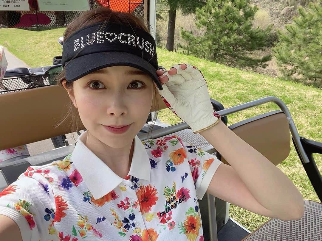 黒澤詩音のインスタグラム：「【お知らせ】 #フジテレビone 『プロ野球ニュース』 23：00〜　放送⚾️  今シーズンは、毎週木曜日担当です！ 高木豊さんとMCです！  野球ファンの皆さま⚾️ 今年もよろしくお願いします！  そして4月以降の レギュラーのテレビ出演情報📺 改めて✨  #グリーンチャンネル  『中央競馬全レース中継』 毎週土曜 9：00〜  #キャンパスex #キャンパスon 『博物館情報メディア論』 BS231ch 毎週土曜11:15〜12:00 BS232ch 毎週日曜21:45〜22:30 『映像コンテンツの制作技術』 BS231ch 毎週火曜17:15〜18:00 BS232ch 毎週金曜18:00〜18:45   #youtv 『とっておき@神奈川区 毎日 13:30～ / 19:15～/22：45～  さて、写真はゴルフコース🏌️‍♀️デビューの一枚✨  昨夏ショートコースを回って、それからは打ちっ放しで練習してたのですが遂に念願！練習でコースを回ってきました♪  たくさん歩いて、運動して、お昼ご飯が美味しかった🍛笑 今日は明日の放送に備えてたくさん眠れそうです💤笑  #フジテレビ #cs #プロ野球 #野球 #tv #アナウンサー #ゴルフ女子 #ゴルフ #ゴルフ初心者 #golf #kissonthegreen #bluecrush #samanthathavasa」