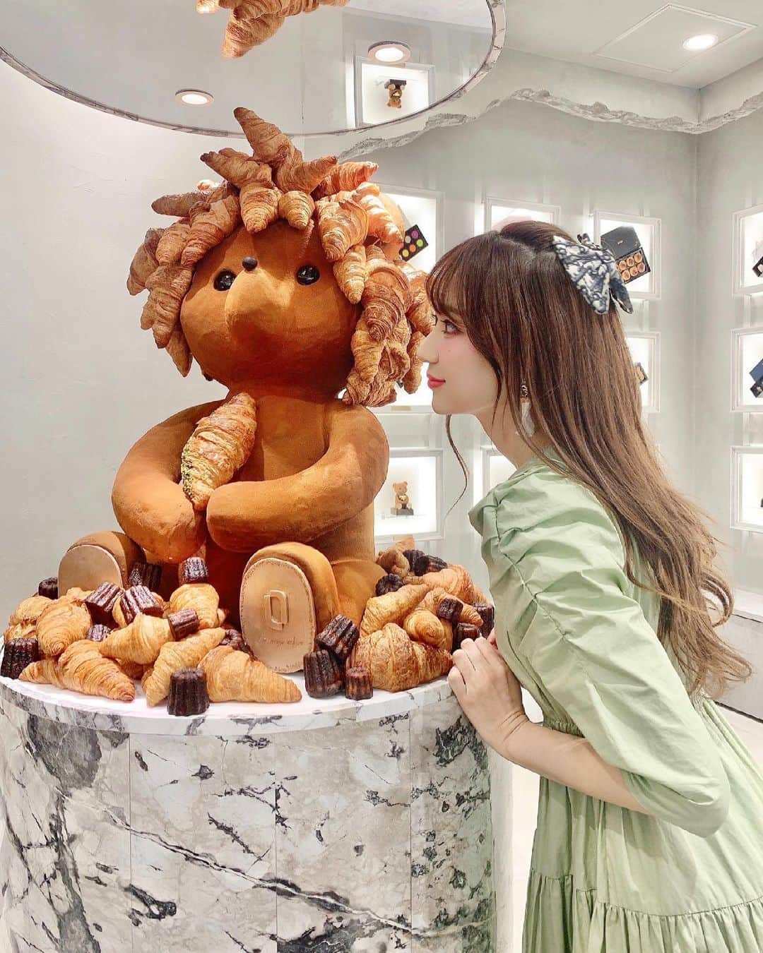 小越しほみさんのインスタグラム写真 - (小越しほみInstagram)「クロワッサンヘアのいけてるくまさん🧸 ・ LOUANGE TOKYO10周年& LOUANGE TOKYO Le Museeの レセプションパーティーにご招待頂きました💝 ・ まさにスイーツの美術館… ひとつひとつが美しかった🥺💓 ・ 味も美味しくて幸せ空間でした🥰 ・ オープンしたらまたこなきゃ💒 ・ @louange_tokyo  @louangetokyo_lemusse  ・ ・ ・ ・ ・ #louangetokyolemusee #louangetokyo #ルワンジュ東京 #ルワンジュ東京ルミュゼ #スイーツ #sweets #スイーツグラム #くまチョコ #インスタ映えスイーツ #インスタ映え #横顔 #カヌレ #チョコ #チーズケーキ」3月31日 21時53分 - shihomi1129