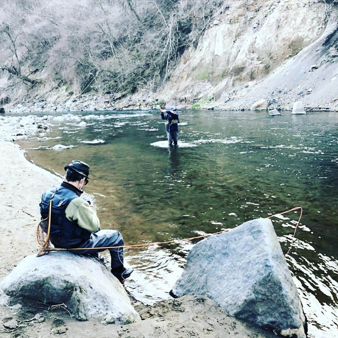 高橋幸宏さんのインスタグラム写真 - (高橋幸宏Instagram)「ついにここ、今や地元の川に戻って来れました。本当の地元のK君も合流して。少し不安はなくなり、、、 もう川にいるだけで、いい意味で胸がドキドキしてすごく嬉しかった。ハッチがなくて、ニンフを沈めての釣り、久しぶりのロールキャストばっかり。今度はドライで釣りたいな、、、 #river  #flyfishing  #rollcast  #ニンフ nymph」3月31日 21時55分 - room66_yukihiro