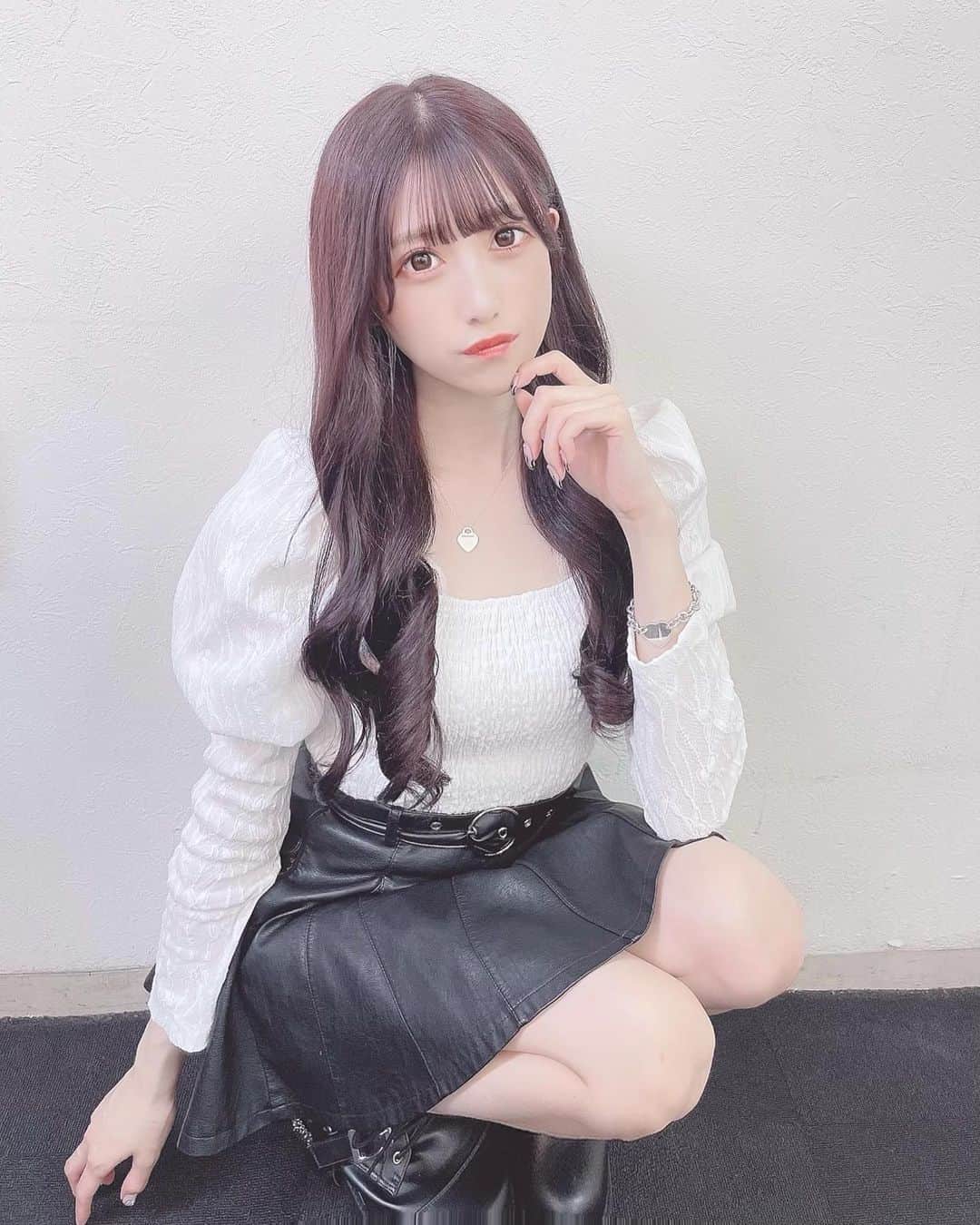 田口未彩のインスタグラム：「❤︎  髪の毛パープルにしたの~！ どう~？？  トップスはGRLの❤︎ 肩のところが可愛くてお気に入り❤︎  #グレイル　#grl #グレイルコーデ　#grlコーデ　#ヨシンモリ　#ヨシンモリ巻き　#韓国ヘア　#ヘアアレンジ　#巻き髪　#ブラックコーデ」