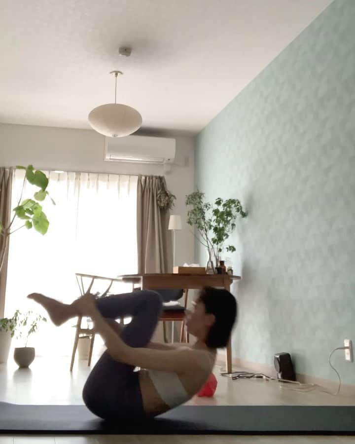 関絵理子のインスタグラム：「#morningpilates 🌱  今朝の15分間ピラティスの動きを撮ってみました✨(※20倍速)  そしてよく聞かれるピラティスとは？について  ①ヨガとピラティスの違いは? ・ヨガの起源→瞑想 呼吸→腹式呼吸 ・ピラティスの起源→リハビリ 呼吸→側方呼吸(胸式呼吸)  ②腹筋運動? 腹筋運動に見えるエクササイズが多いのですが、目的はそれぞれあり、背骨をいろんな方向に動かしたい(捻ったり、屈曲、進展)と 腰痛に効くと言われているのは腰骨を支えるインナーマッスルを鍛えて自前コルセットを作ることができるから..etc  普段意識して動かしていない 関節や筋肉を使うので終わったあと体が軽く不調も和らいだりするのが気持ちいい🌱  ・ ・ ・  #ピラティス動画 #宅トレ #トレーニング動画 #体型維持 #身体作り #スポーツコーデ #腹筋トレーニング #背筋トレーニング #猫背改善 #プランク #プランクチャレンジ #宅トレ女子 # #家トレーニング #足痩せ　#姿勢改善#trainingmode#pilateslovers #absworkout #복근운동 #트레이닝 #えりピラ」