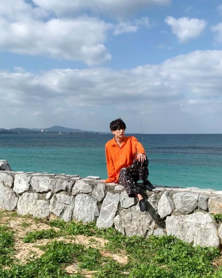 小西詠斗のインスタグラム：「・ 【イベント告知】 1st写真集「瞬間」のイベントが4月24日(心斎橋)、4月25日(渋谷)にて開催されます👏 前回延期になりましたが、やっと皆さんに直接お会いできる！😊 サイン本や2SHOTチェキなど色々な特典もあります！！！ 皆さんぜひ来てくださいね🙌 詳細はインスタのプロフィールのURLから飛べます！  ・  この動画、としくんの真似して音楽つけてリール投稿したかったけど、何故かずっとリール投稿出来ないから普通の投稿にした！！笑😕」