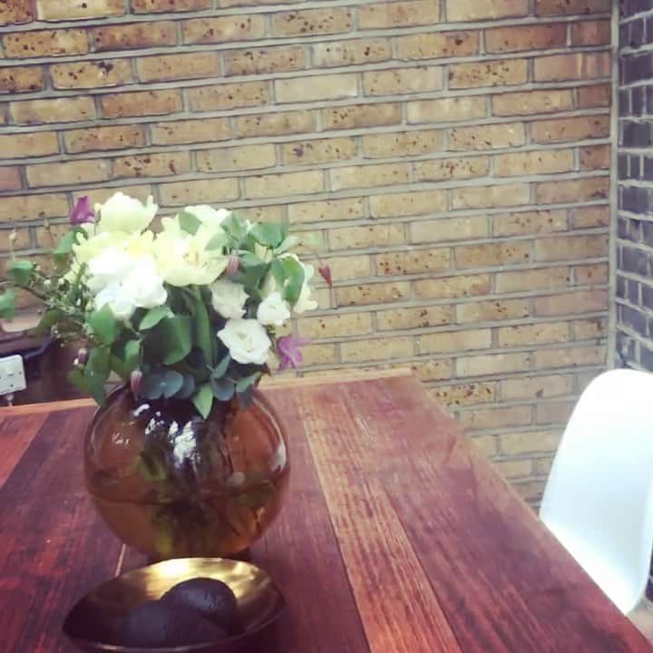 水沢アリーのインスタグラム：「It has been just one year since I came back from London life.  ロンドンからコロナで帰ってきて一年🇬🇧 イギリスでの生活は私にとって全てが0からのスタートだった🌿だからこそ、全てがすごくシンプルでクリアで、言葉が下手でダイレクトだから本当に合う友人が出来たんだ🙂 #ロンドン生活 #london」