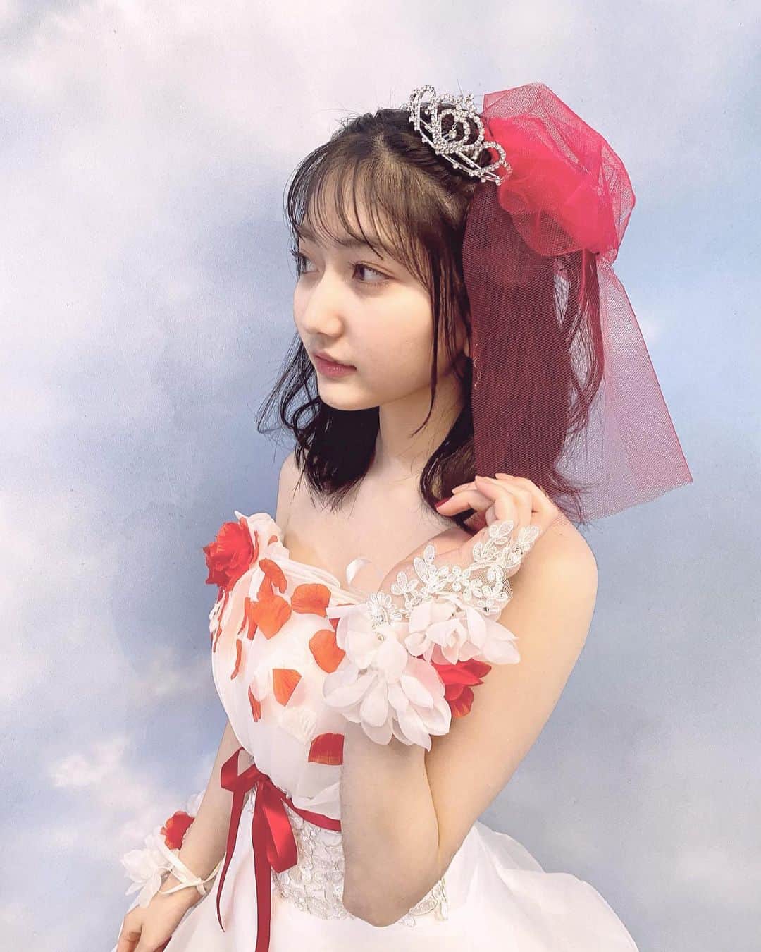 加藤咲希のインスタグラム：「約2年半ありがとうございました🙇🏻‍♀️🙇🏻‍♀️ 昨日のスピーチでははお話したいことをかんがえてたのに本番になったら飛んでしまって､､( ´•ᴗ•ก ) . 飽き性でネガティブな私がここまで頑張れたのは、みなさんのおかげです。 正直言うともう無理かもと思ったこともありました。なかなか上手くいかないダイエット、イメモになれなかったり、思うように紙面に出れなかったり､､何度も何度も泣きました。ニコモになれたことは本当に嬉しくて幸せな事だったけど、つらかったこともいっぱいいっぱいありました。 でもみんながいるから頑張れました。 いつも温かく迎えてくれる編集部さん、スタッフの皆さん、事務所の方々、支えてくれた家族、話を聞いてくれた友達、そして、ファンの皆さん。 ファンレターを書いてくれたり、加工画像を作ってくれたり、SNSでコメントくれたり… 応援してるよって伝えてくれて､､どれだけつらくても、最後まで精一杯頑張らないとって、なんとか最後まで駆け抜けることができました。 . . 感謝してもしきれません。 よくさきちゃんに支えられてますって言われるんですど、支えてもらってるのは私です。 こんなたくさんの方に支えられて私は幸せ者です。 あらためて、ありがとうございました❕ . . . . これからも加藤咲希をよろしくお願いします🥰🥰 . . . . . . . . #nicola  #ニコラ  #ニコモ  #モデル  #ニコラモデル  #加藤咲希  #かとぅ  #かとっこ🐱🌸」