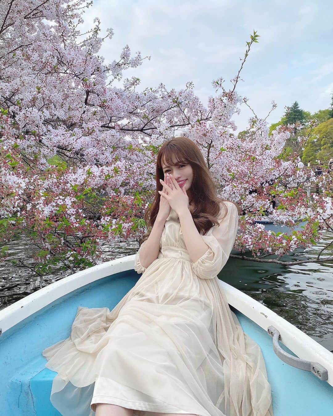 Isakoさんのインスタグラム写真 - (IsakoInstagram)「ボートでお花見🌸🌸 　 大好きな桜の季節💓 もう葉桜になりつつあるので、今季最後かもしれないと思い急遽、なのぽん @sweets__nano とお仕事合間に少しだけお花見に出掛けて来ました💫 　 素敵すぎませんか？🥰💓 ボートを漕ぐのは初めてで二人とも苦戦しましたが(なのぽん下手過ぎて面白かった🤣)それもまた楽しかったです🌸🌸 　 チュールワンピースは発売中の @dinoble_official 💓 　 ボートにふわっとしたチュールがとっても可愛い👗💫 　 　 桜の季節、ギリギリまで楽しみたい💓 　 　 　 #お花見#お花見コーデ#お花見デート#お花見🌸#桜#ボート#井の頭公園#チュールワンピース#dinoble#ディノーブル」3月31日 22時55分 - ichaaako