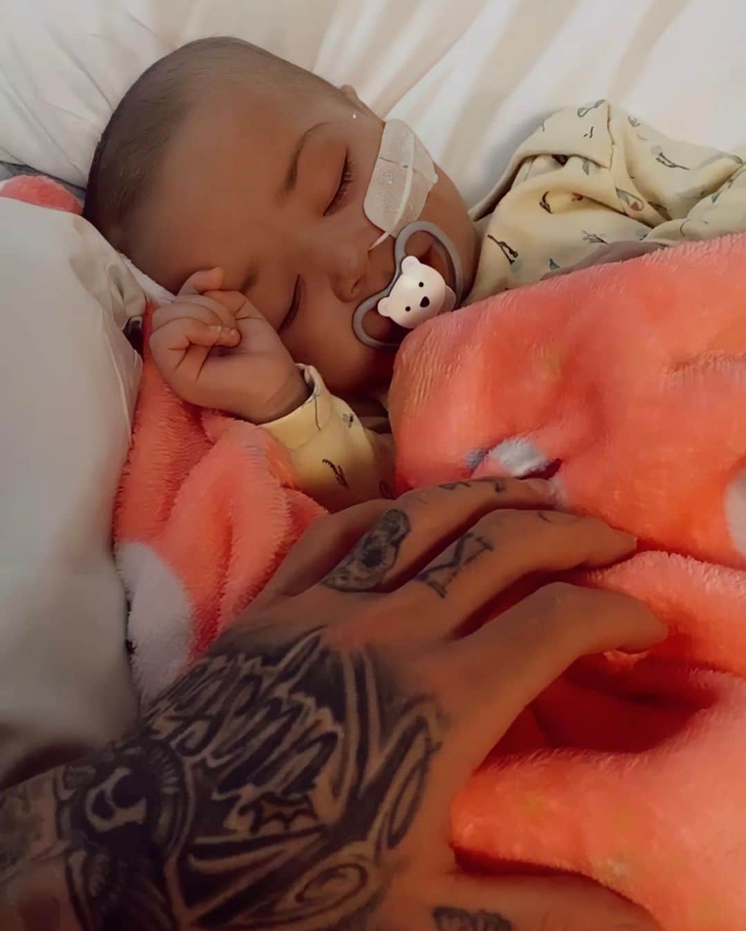 アシュリー・ケインのインスタグラム：「Azaylia had to go into theatre yesterday, for a bone marrow test to read her leukemia count, plus, a lumber puncture to extract samples to send off to Singapore. After that, doctors had to take 60ml of blood from her followed by a 4 hour blood transfusion. Later, she had chemotherapy with two separate drugs: Azacitidine and the drug we’ve been working tirelessly to get hold of, Venetoclax.  That was a tough enough because of Azaylia’s pain and discomfort from the multiple procedures. Until we got told by consultants, that they had found blasts of leukemia forming in her Cerebrospinal fluid, which can result in it finding the brain! 💔  This now means that Azaylia will now have to have another form of chemotherapy intrathecally, through the spinal tap to attack the leukemia and protect her brain. This means today she will be having a CT scan on her head to make sure we can go through with this intrathecal procedure tomorrow.  With 3 hours sleep in 2 days, the reality is that, there are no days off on this journey, no time out periods and no single second without worry or fear. If you asked me a year ago, I would’ve never imagined how strong I could or would have to be. That being said, you never really know how strong you are, until being strong is your only option. ❤️」