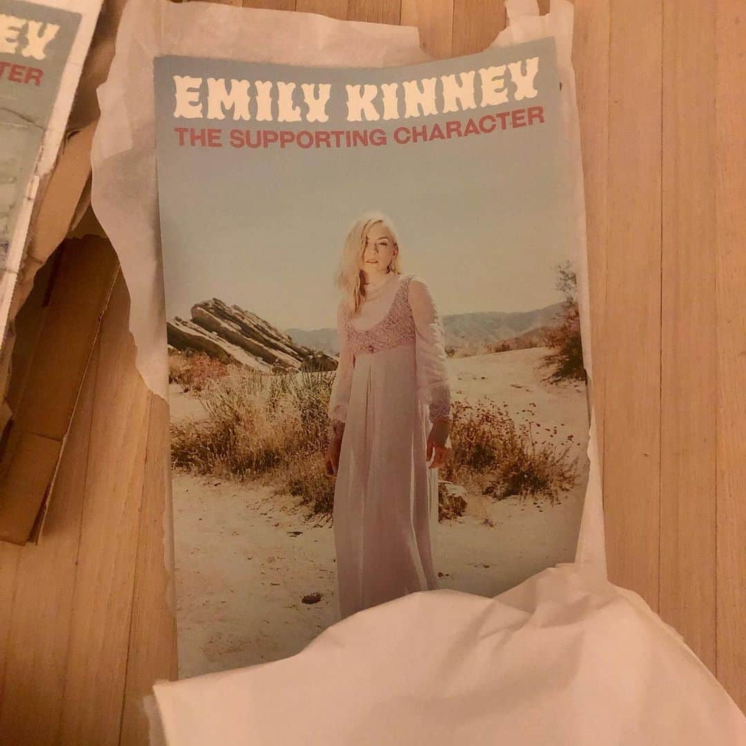 エミリー・キニーさんのインスタグラム写真 - (エミリー・キニーInstagram)「Starting to get in all the pre-order merch. !!! I can’t wait to sign it all and send it to you! Get your poster and hoodie and vinyl from my pre-order store today!! 🤗💖Link in bio.」3月31日 22時58分 - emmykinney