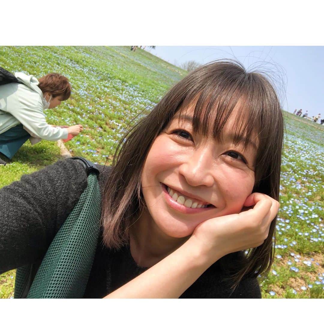 にしおかすみこさんのインスタグラム写真 - (にしおかすみこInstagram)「小野ちゃんが撮ってくれた、 私とネモフィラ。  。。。おい。 なんだその余裕面は。。 #小野真弓　ちゃん」3月31日 23時00分 - nishioka_sumiko