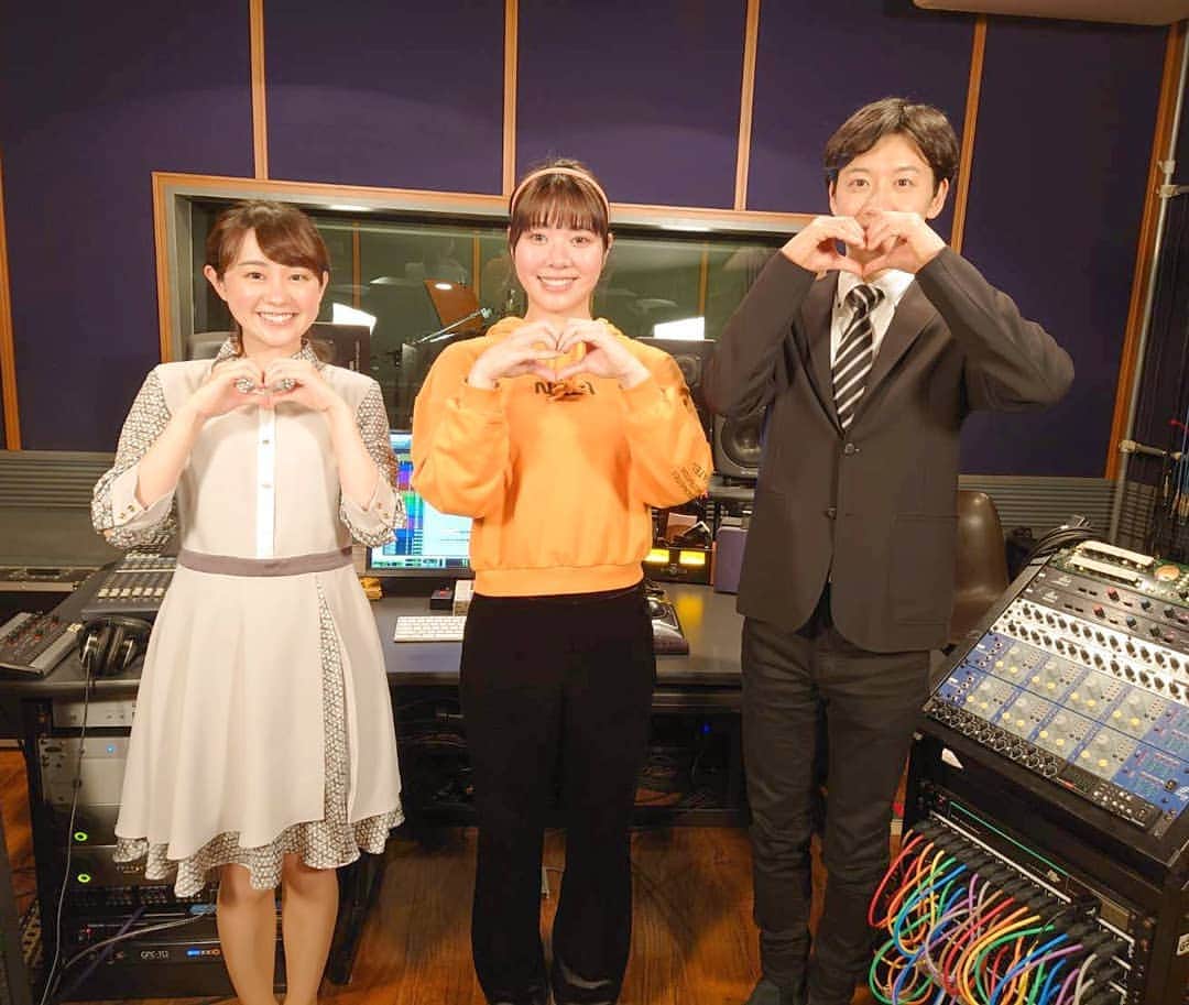TBS「はやドキ！」のインスタグラム：「はやドキ！新テーマソング﻿﻿ 「この朝を生きている」﻿﻿ ﻿﻿ 書き下ろしをして下さいました、シンガーソングライターの眉村ちあきさん！﻿﻿ ﻿﻿ そのレコーディング現場へインタビューに❗️﻿﻿ ﻿﻿ ﻿﻿ 明るく元気で面白い！の三拍子☀️﻿﻿ ﻿﻿ 本当に素敵な方で、あっという間にマユムラー（眉村さんファン）になりました✨﻿﻿ ﻿﻿ 撮影後もお話できて、沢山笑いました✨﻿﻿ 楽しかったぁ〜❗️﻿﻿ ﻿﻿ しかもしかも眉村さんの手作りケーキまで頂きまして、これがとっても美味しい😂﻿﻿ ﻿﻿ 周りを幸せにしてくれる方でした☺️﻿﻿ ﻿﻿ 眉村さんの想いを胸に、曲に力をもらいながら、放送に臨んでいく所存です。﻿﻿ ﻿﻿ この度は素晴らしい曲を頂き誠に有難うございます。﻿﻿ 大切にします。﻿﻿ ﻿﻿ ﻿﻿ 山本匠晃﻿﻿ ﻿ ※撮影のときはマスクを外しています。﻿ ﻿﻿ ﻿﻿ #テーマソング﻿﻿ #眉村ちあき さん﻿﻿ #直撃🎤 ﻿﻿ #山本匠晃﻿﻿ #若林有子﻿﻿ #アナウンサー﻿﻿ #はやドキ﻿﻿ #tbs」