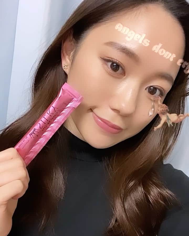 奥野莉瑛子のインスタグラム：「鼻に反応🤣🤣 ・ シルキープレミアムゼリー(@silky_jelly_official )を飲み始めて肌の調子がかなりいい🌸✨ 去年までは花粉の時期になると肌荒れがひどかったんだけど、 今年はこちらのおかげで乗り越えられました💗 ・ 美白効果もあるので、肌白くなったねとも言われるようになりました🥺✨✨ 夏に向けても飲み続けます🤍笑 ・ ・ 1,000円割引クーポンコード: silky09 ・ #シルキープレミアムゼリー #silkypremiumjelly #ジェラー #食べる日焼け予防ゼリー #食べる日傘 #食べる全身美容 #光老化 #アンチエイジング #保湿 #手軽にキレイに#春から関学」