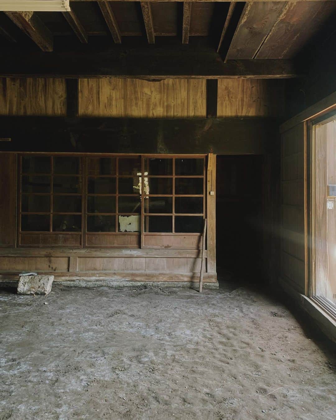 ORGANIC TABLE BY LAPAZさんのインスタグラム写真 - (ORGANIC TABLE BY LAPAZInstagram)「皆さんこんばんは🌕  大変ご無沙汰しております！ 皆さまお元気でしょうか？ ORGANIC TABLE BY LAPAZ です！！  大好きだった私たちのあのビルが建て壊しとなり、お休みに入ってから約4ヶ月の月日が流れました。  LAPAZと歩んだ10年は、 様々な人と出会い。何モノにも変え難い、奇跡のような10年となりました。  当たり前のことですが、自分が身を置く環境のおかげで、心身を育み、意識の成長を身を持って体感しました。  LAPAZが大切にしてきた、食、空間、学び、共感や愛。  同じものではなく。これからの10年、更に次の時代まで、更に高めていけるように。  豊かな衣食住を感じられる場づくりを目指して。  千葉県 へと舞台を移しますことを、本日ご報告させていただきます🙏🏻✨  本当に多くの方々に支えられていた事に、少し離れた事でより強く感じている今日この頃です。  そんな皆様に恩返しができるように。  新たな場所は 約 180年の歴史ある古民家なので、 地域の皆さまはもちろんのこと、友人や、LAPAZで出会った皆様、お客様と共に、楽しみながら新たな場を月日をかけてゆっくりと作っていけたらと思っております。  自然と共に長く歴史を紡いでいけるような衣食住を体感できる場所作り。  新たな旅のはじまりとなります🕊  どうぞ、これからもよろしくお願いいたします！！  一粒万倍日、天赦日、寅の日  今年1番の開運日にご報告ができる事を嬉しく思います。  感謝  大田由香梨」3月31日 23時54分 - organic_table_by_lapaz