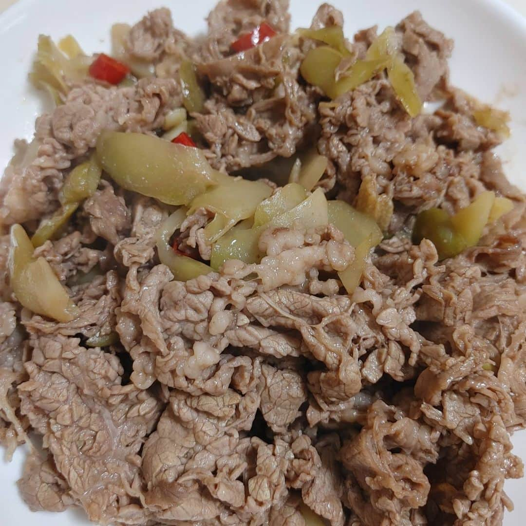 橋本和樹のインスタグラム：「本日のズボラ飯  牛肉と搾菜のおつまみ焼き キュウリの中華風酒カス漬け　 #ズボラ飯 #自炊飯 #ドケチ飯 #プロレスラーが作る飯 #酒飲みの味 #基本茶色 #基本酒飲み #ゴマ油」