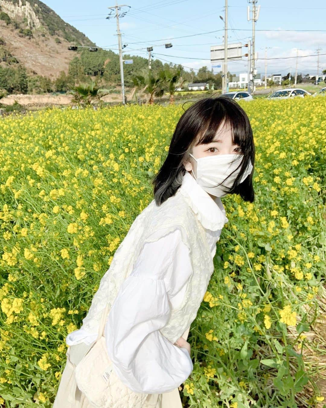 キム・イェリンさんのインスタグラム写真 - (キム・イェリンInstagram)「유채꽃 활짝짝🌼🌼🌼 한달 전 사진인건 안 비밀 めっちゃ癒された🌼🌼🌼ᙏ̤̫͚」4月1日 0時20分 - peach_chu_