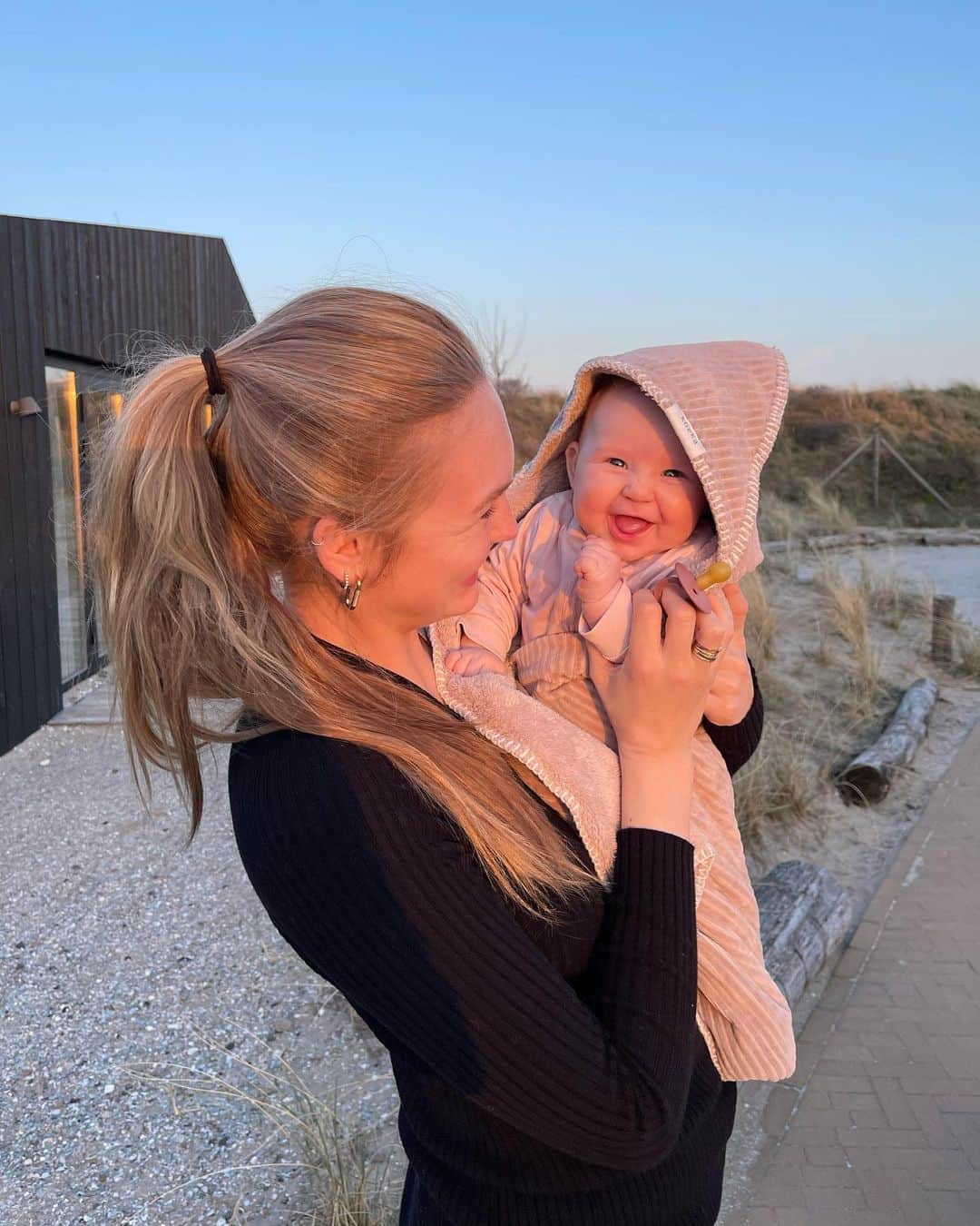 ロミー・ストリドのインスタグラム：「Beach day with my loves」