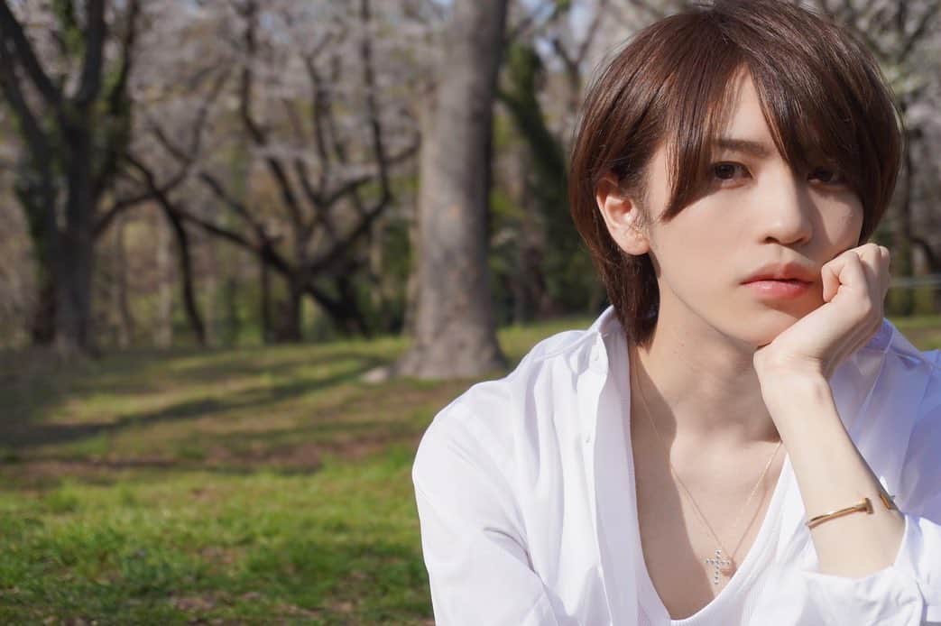 岩橋玄樹のインスタグラム：「岩橋玄樹です。  本当にたくさんの方からの励ましや応援、やさしくて心温かいメッセージを頂きました。 皆さんからの想いはちゃんと僕の心に届いています。僕のことをこんなに想ってくれる人が、こんなにたくさんいるなんて、本当に僕は幸せです。 そんな皆さんへ、どうお礼をしたらよいのかとても迷いましたが、Instagramを通して、少しずつでも恩返しをしたいと思いました。  僕は小さい時から患っていた、パニック障害を治療するため、2018年11月から休養期間を取らせて頂いていました。その症状には波があり、ある程度大丈夫な時と、極度の不安に陥り、すごく怖くなってしまう時があります。これまで、出来る限り自分の病気と向き合ってきましたが、お伝えさせて頂いた通り今も完治には至っておりません。 これまで応援してくれているファンの皆さん、また関係者の皆様に、はっきりとした報告が出来なかったことが、ものすごく申し訳なくて辛かったです。 たくさん悩み、葛藤しましたが、自分の勝手ではありますが、2021年3月31日にKing & Princeからの脱退と、ジャニーズ事務所を退所させて頂きました。  メンバーを含め、たくさんの方々が応援し続けて、待ってくれていたのにも関わらず、本当に申し訳なく思っております。ごめんなさい。  「ティアラの皆さん」  ずっと僕の事を好きでいてくれてありがとうございました。常に心配をかけてしまったけれど、どんな時でもティアラの皆さんの気持ちは、すごく伝わっていました。 きっと宇宙が生まれて、地球が誕生して、数えきれないほどの年月の中で、この日本という場所で、この時代に皆さんに出会えた奇跡は、数字じゃ表せないぐらいすごい事だと思います。 またティアラという名前には僕たちとみなさんの愛がたくさん詰まっています。 この先、寂しくなっても、辛くなっても、ティアラという名前の中で僕は永遠に生き続けています。 皆さんの事は決して忘れません。 約11年間、応援してくれて本当にありがとうございました。これから新しい道に進んでも本当に心の底からティアラの皆さんを愛してます。  「紫耀、廉、海人、岸くん、神宮寺」 「King & Prince」  5人はどんな時も僕の事を考えてくれ、励ましてくれて、最後の最後まで寄り添って、僕の意見を尊重してくれました。 King & Princeは素晴らしいメンバーと、素晴らしいファンのいる、世界1のグループだと思っています。 僕はそんなメンバーに出会えた事、そして6人でデビュー出来たことが本当に幸せでした。感謝しかありません。 僕の病気が治ったら、必ず笑顔で良い報告を伝えられる日が来ると信じています。 これからもずっとずっと親友だし、ずっとずっと大好きです。 そして6人で誓った夢をみんなが叶えられるようにずっとずっと応援していきます。 本当にありがとうございました。  「ジャニーズの先輩、仲間」  ジャニーズではたくさんの先輩や仲間に出会えました。グループや年齢の垣根を超え、たくさんの思い出を作る事ができました。 辛い時、楽しい時、色んな事をみんなで力を合わせて頑張ってきました。 先輩方からは後輩を思いやる気持ちや、ジャニーズの歴史をたくさん勉強できました。 そんな先輩方や仲間達との思い出をこれからも大切して生きていきたいです。  「ジャニーさん」  ジャニーさんには本当にたくさんの事を教えてもらい、たくさんの経験をさせてもらいました。 ジャニーさんがいなかったら、もちろん今の僕はいないし、メンバーや、ティアラの皆さんとも出会えてなかったです。 ジャニーさんから学んだ事は芸能界問わず、社会に出ても大切な事ばかりです。 またジャニーさんからジャニーさんらしい方法でたくさんの励ましのお言葉をもらいました。 体調が悪くても、僕の事を考えてくれ、心配をしてくれていました。ジャニーさんが亡くなった時は、涙で前が見えなくて、本当に辛かったです。 でもCDから流れてくるKing & Prince曲の歌詞は、そんなジャニーさんから僕にエールを送ってくれているように感じました。 これまでのジャニーさんとの思い出や、たくさん教えてもらった事を胸に刻み、天国でも安心して見守ってもらえるように歩んでいきたいと思います。  今後もきちんと自分の病気を克服するために、今までとは少しだけ環境を変えて、しっかりと自分のペースで治療を頑張ります。  お別れは新しい出会いの始まりだと思います。 そしてチャンスは順番だと思います。 必ずこの先に明るい未来が待っていると信じて、辛い今を乗り越えないといけません。 今後、ものすごく高い壁が立ち塞って、ボロボロになったとしても、必ず立ち直ります。 そして、新しい道に進んでも、幸せや愛を皆さんに届け続けられるよう一歩ずつ歩んで頑張ります。  最後に、「アイドル」という職業は僕にとって天職でした。 そして自分がジャニーズ事務所でKing & Princeのメンバーとして生きてこれた時間は誇りであり、宝物です。  これからも変わらずジャニーズが大好きです。  本当にありがとうございました。  岩橋玄樹 ❤️🖤💛💜💙💖  #岩橋玄樹 #genkiiwahashi #ティアラありがとう」
