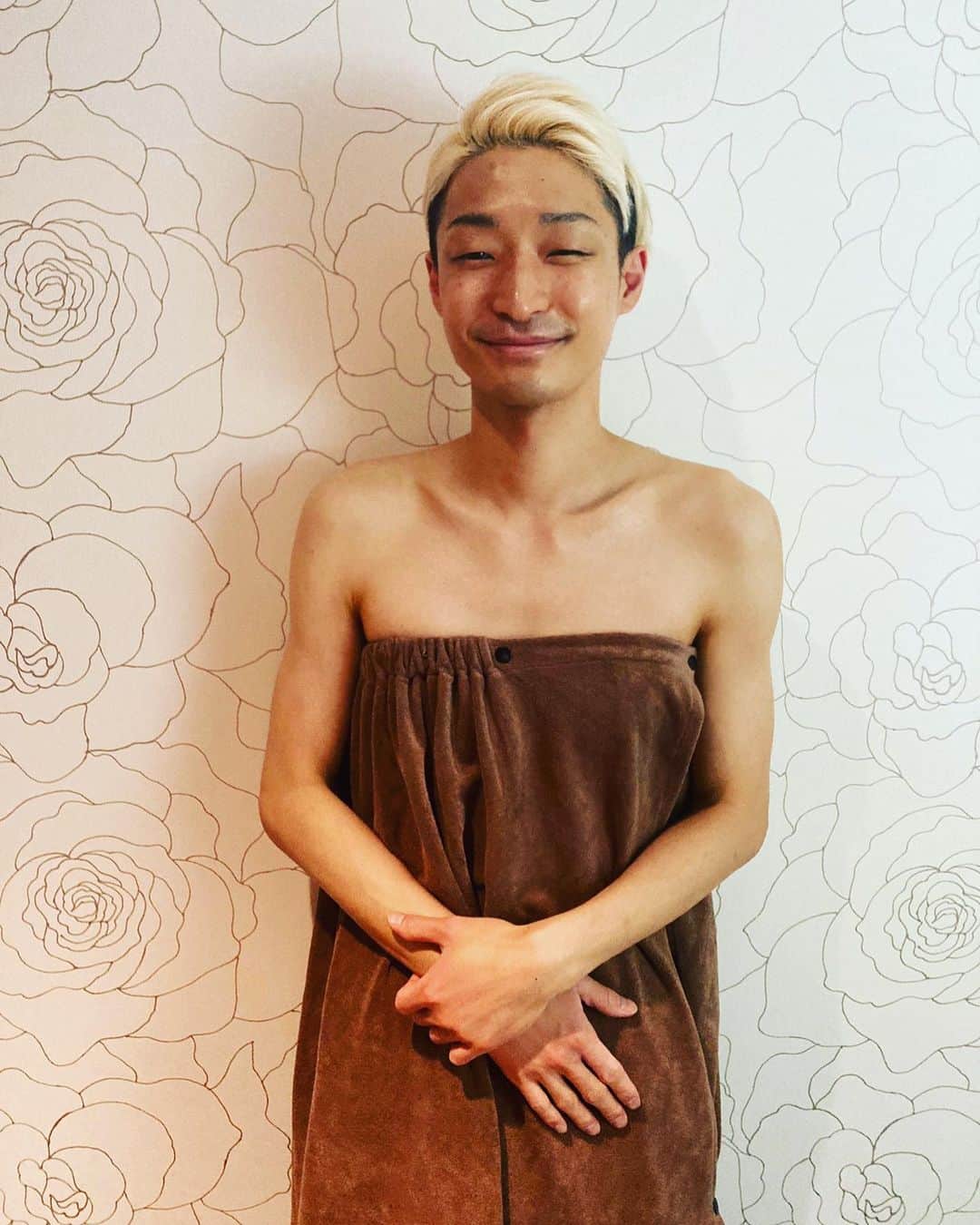 山田健人さんのインスタグラム写真 - (山田健人Instagram)「【脳洗浄】 とても気持ちが良くて 顔が小さくなって背筋が伸びた 最終的に気が付けば品のある女性になっていました。 是非ともオススメです。 脳でした！！  #脳 #脳洗浄 #parafuse大阪」4月1日 0時36分 - runnykento