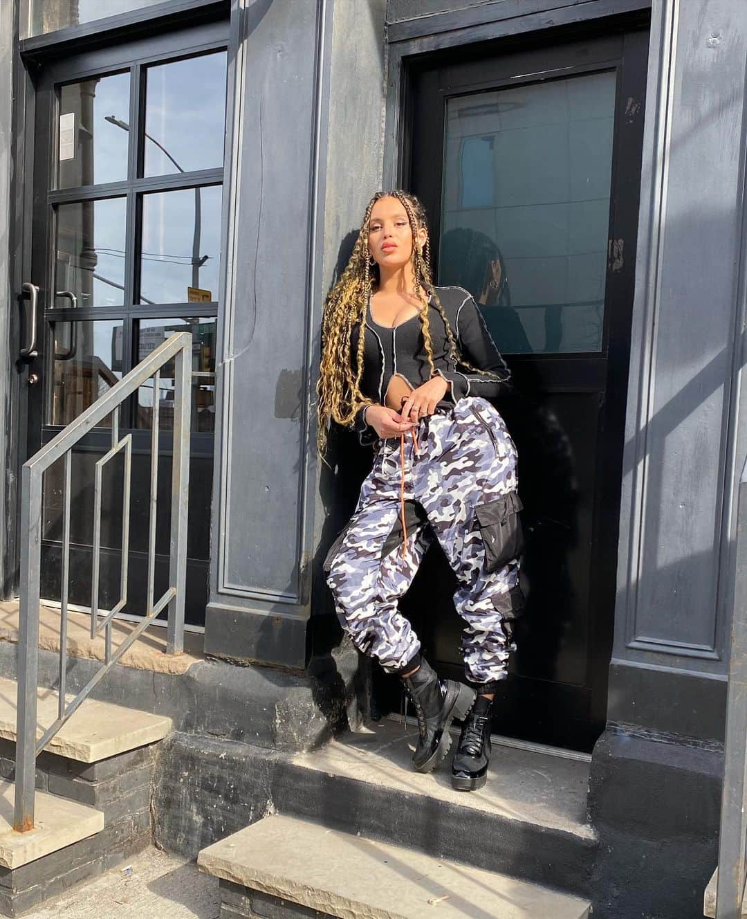 Val Mercadoのインスタグラム：「I’ll buzz u in🖤🖤🖤@boohoo」