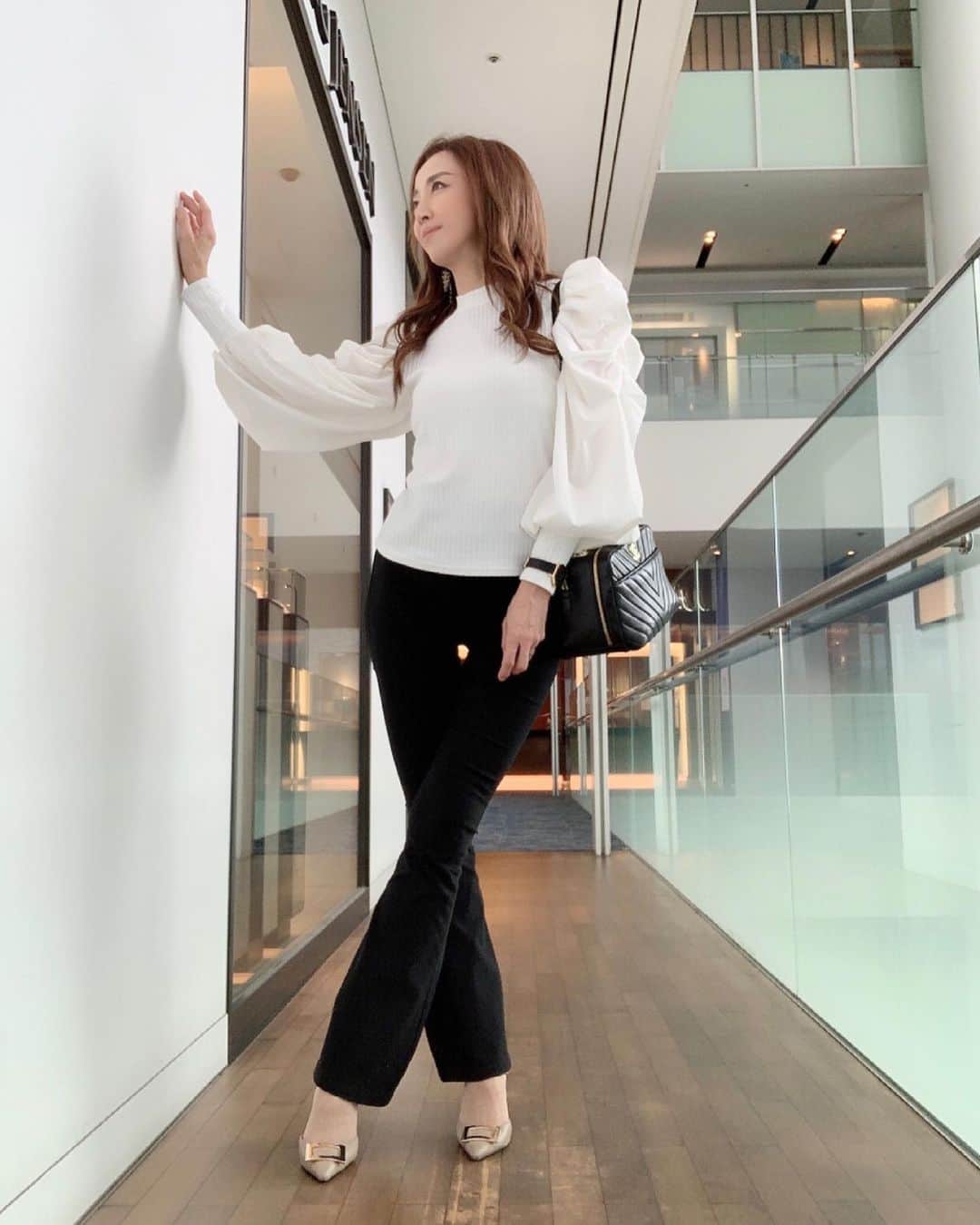 のインスタグラム：「最近のお気に入りコーデ♡ トップス甘めでボトムスは辛口でメリハリを😊 . 今日も暖かいですね✨ . 素敵な一日をお過ごし下さい💕 . #トップス#ニット#コーディネート#コーデ#大人スタイル#きれいめ#大人コーデ#ママコーデ #ママファッション#春コーデ #ファッション#ファッションコーデ #韓国ファッション#シャネル #シャネル#シャネルバッグ #おしゃれ#おしゃれ好き #おしゃれ女子 #apassion#chanel #chanelbag #chanellover #fashion#coordinate#ootd#outfit#오오티디#패션#코디#아웃핏」