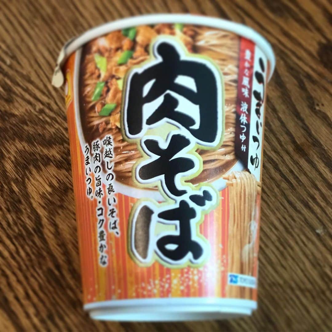 木村ひさしさんのインスタグラム写真 - (木村ひさしInstagram)「最高のおっさんの朝ごはん。 マルちゃん　肉そば #最高のおっさんのカップ麺」4月1日 11時30分 - kimura.hisashi